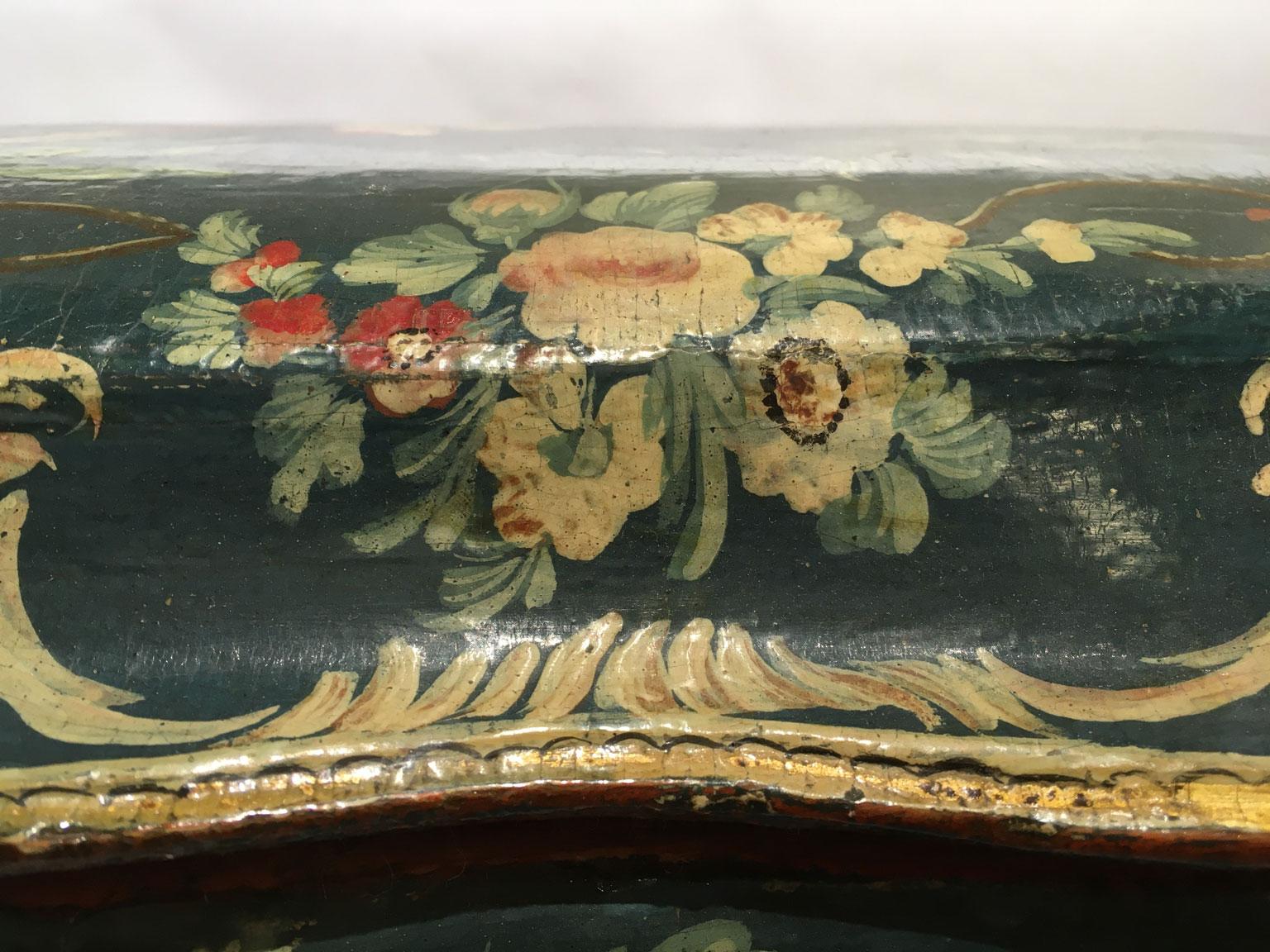 1750 Venezia Italia Caja de madera lacada azul con flores y figuras en venta 4