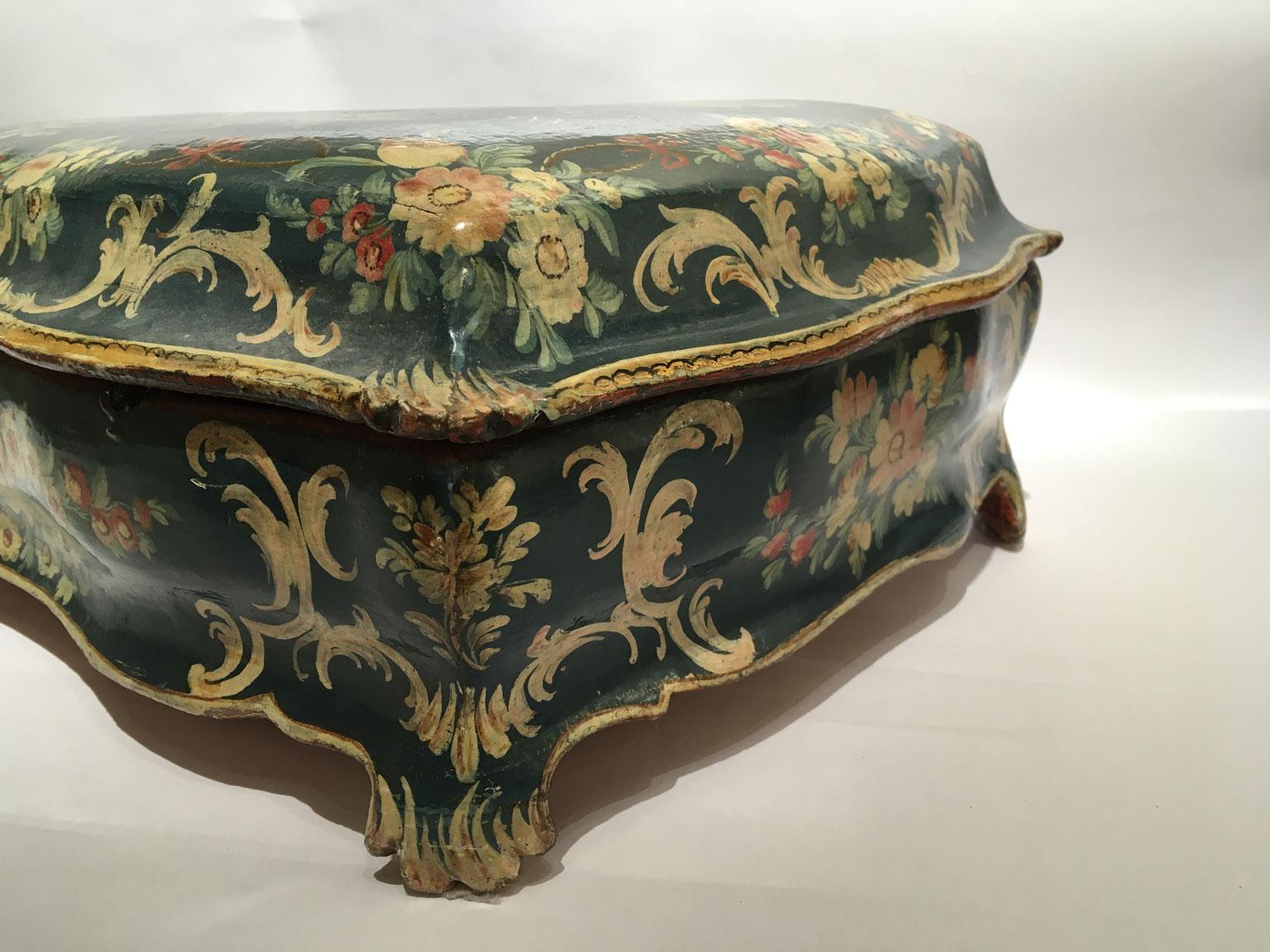 1750 Venezia Italia Caja de madera lacada azul con flores y figuras en venta 5
