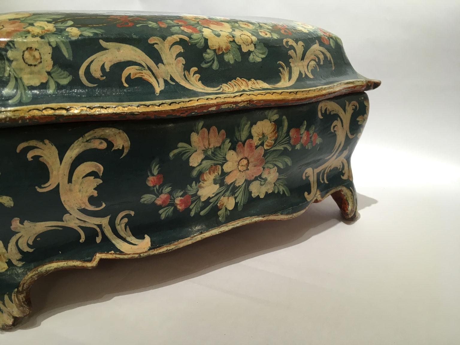 1750 Venezia Italia Caja de madera lacada azul con flores y figuras en venta 6
