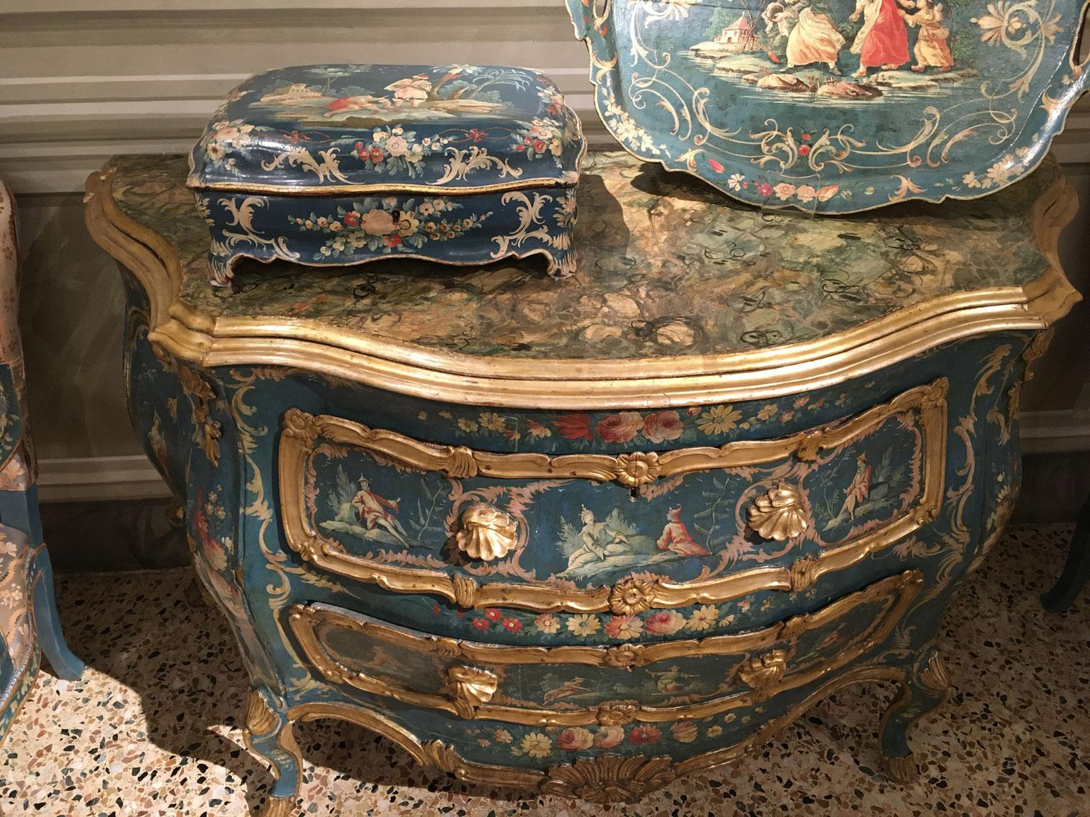 1750 Venezia Italia Caja de madera lacada azul con flores y figuras en venta 8