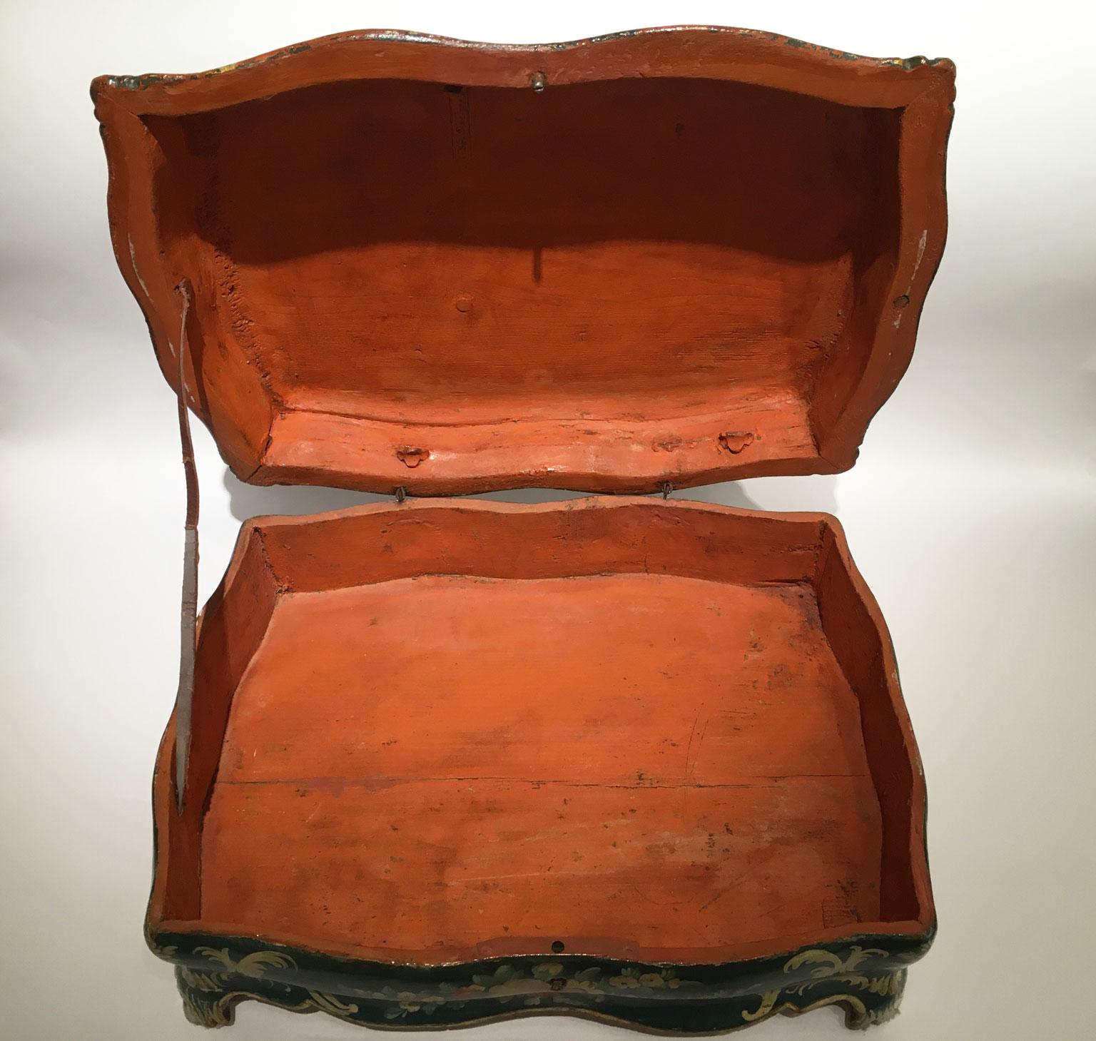 1750 Venezia Italia Caja de madera lacada azul con flores y figuras en venta 10
