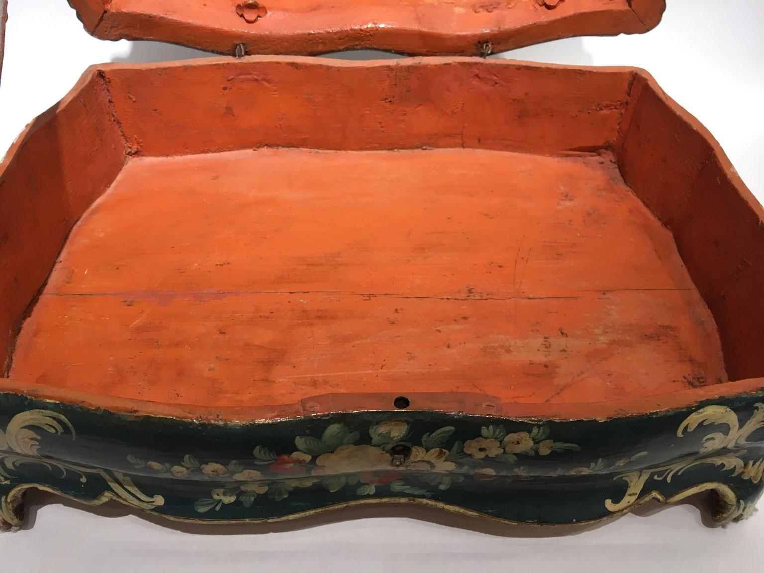 1750 Venezia Italia Caja de madera lacada azul con flores y figuras en venta 11