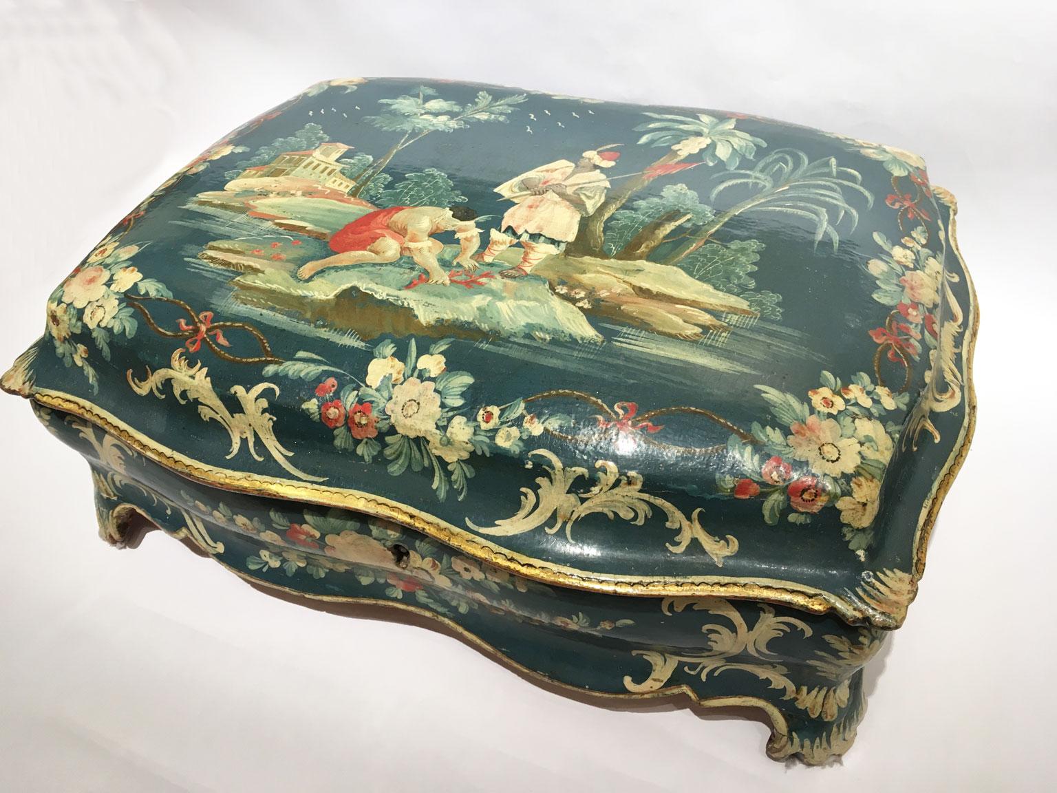 Se trata de una gran y extraordinaria caja de madera lacada, con decoración floral y dibujos policromados que representan a un hombre recogiendo coral rojo en la playa, sobre fondo azul. Fabricado en preciosa madera de abeto, pino suizo, lacado y