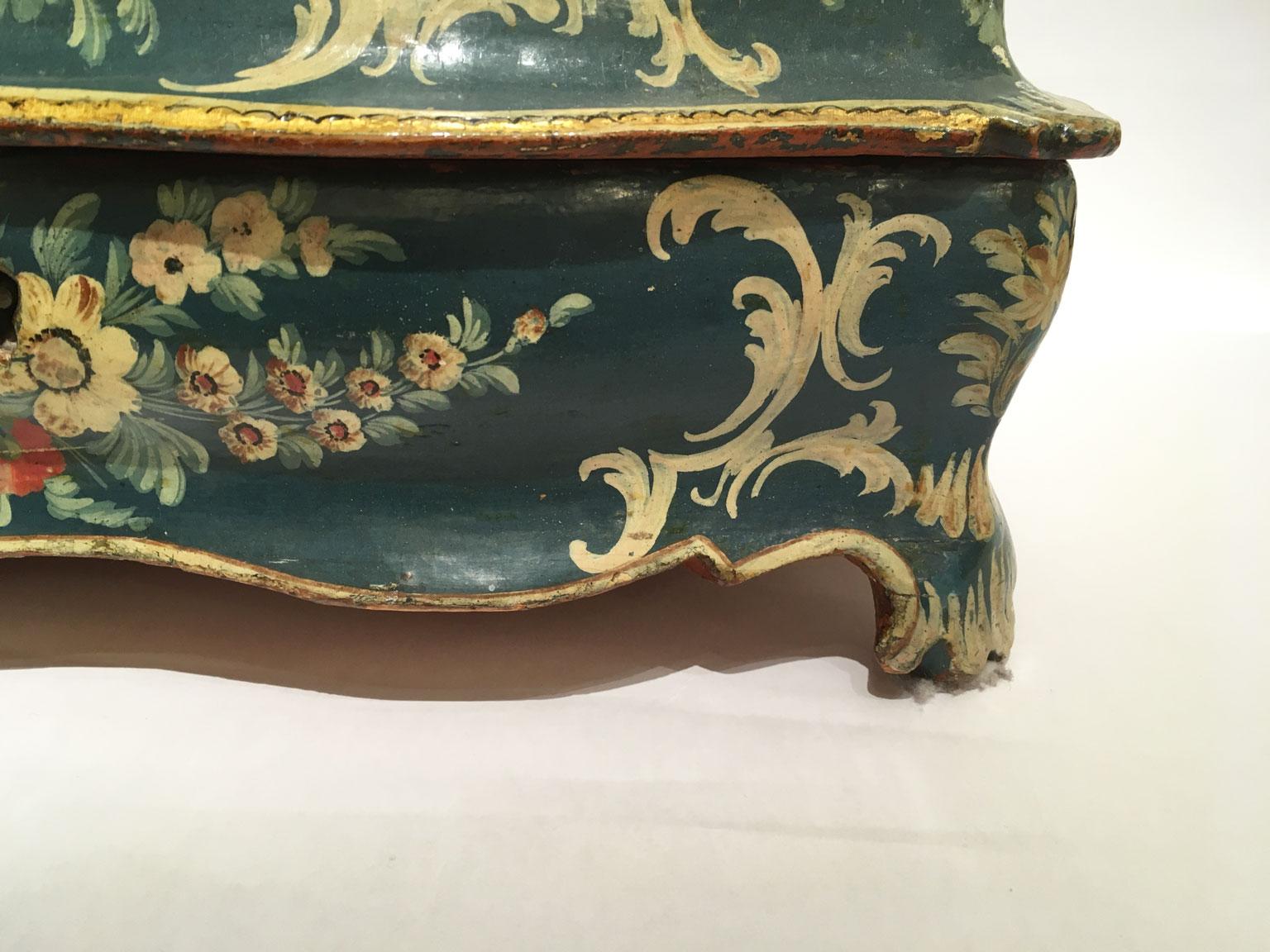 1750 Venezia Italia Caja de madera lacada azul con flores y figuras Italiano en venta