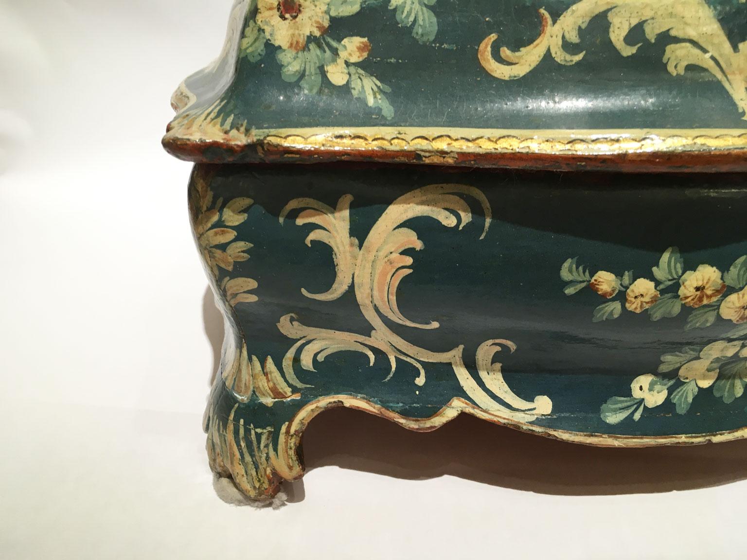 1750 Venezia Italia Caja de madera lacada azul con flores y figuras en Bueno estado para la venta en Brescia, IT