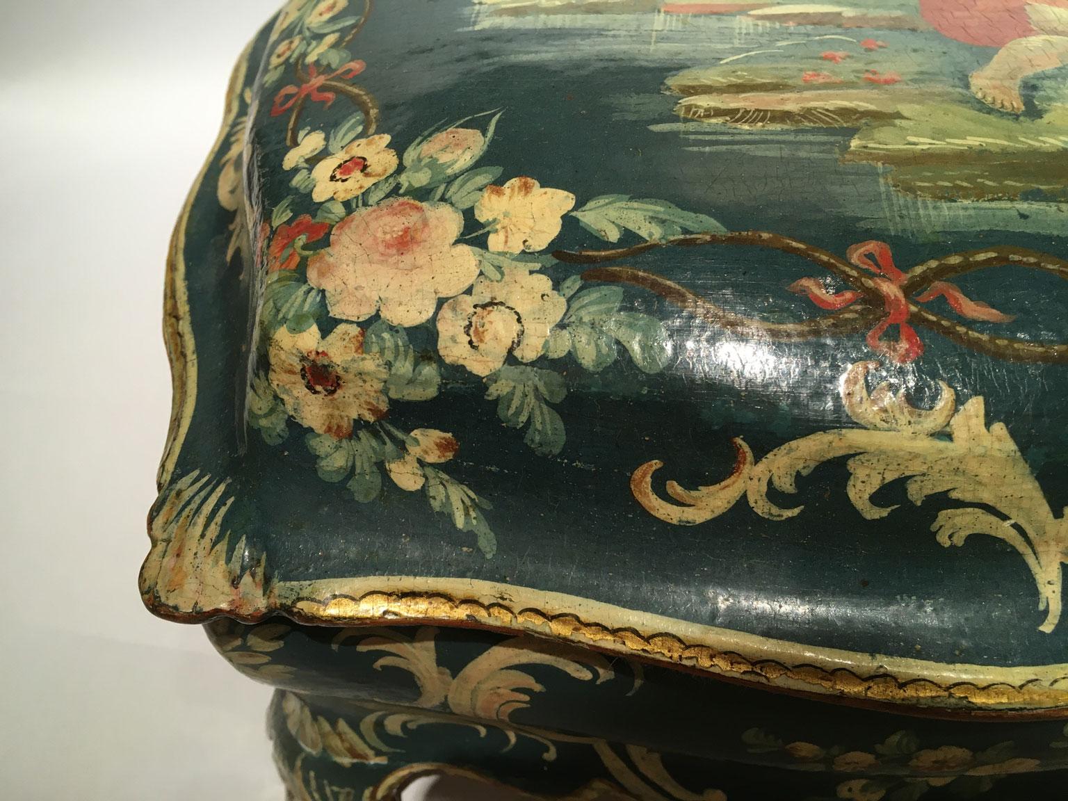 1750 Venezia Italia Caja de madera lacada azul con flores y figuras siglo XVIII en venta