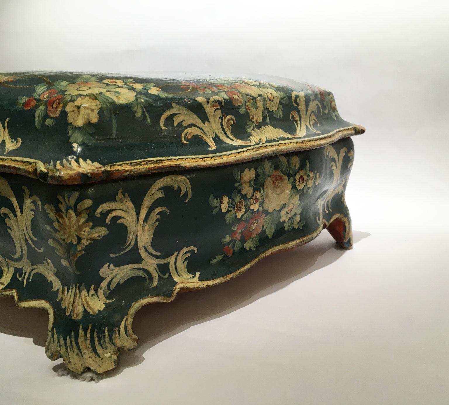 1750 Venezia Italia Caja de madera lacada azul con flores y figuras Madera en venta