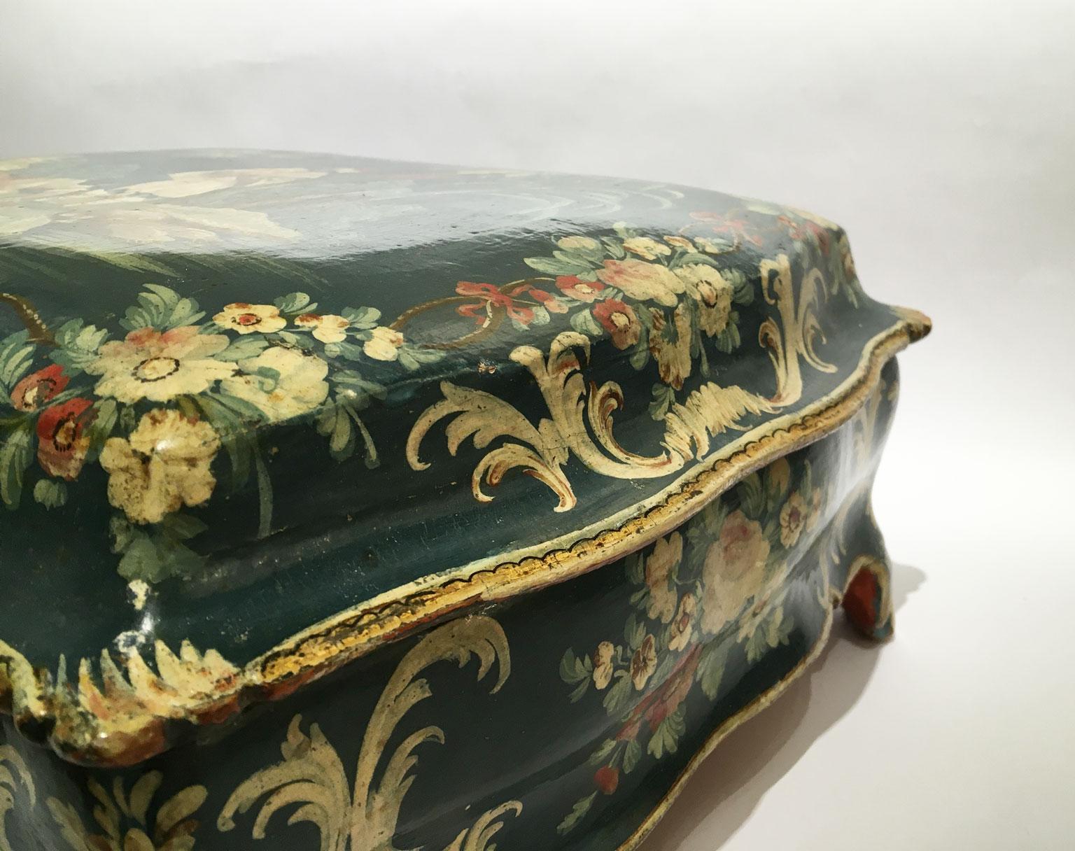 1750 Venezia Italia Caja de madera lacada azul con flores y figuras en venta 1