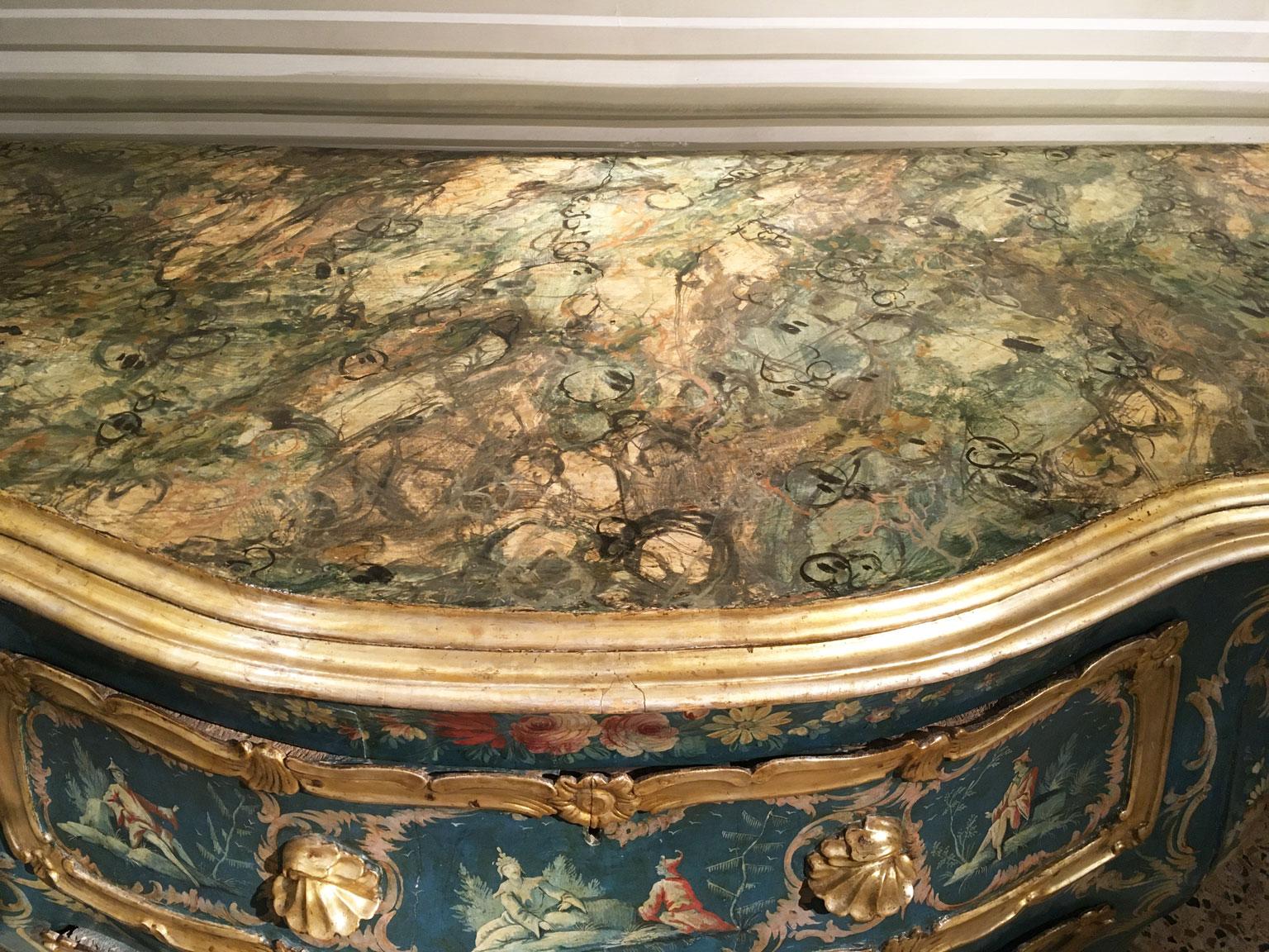 1750 Venezia Italia Commodo in legno inciso laccato blu e verde con fiori in vendita 2