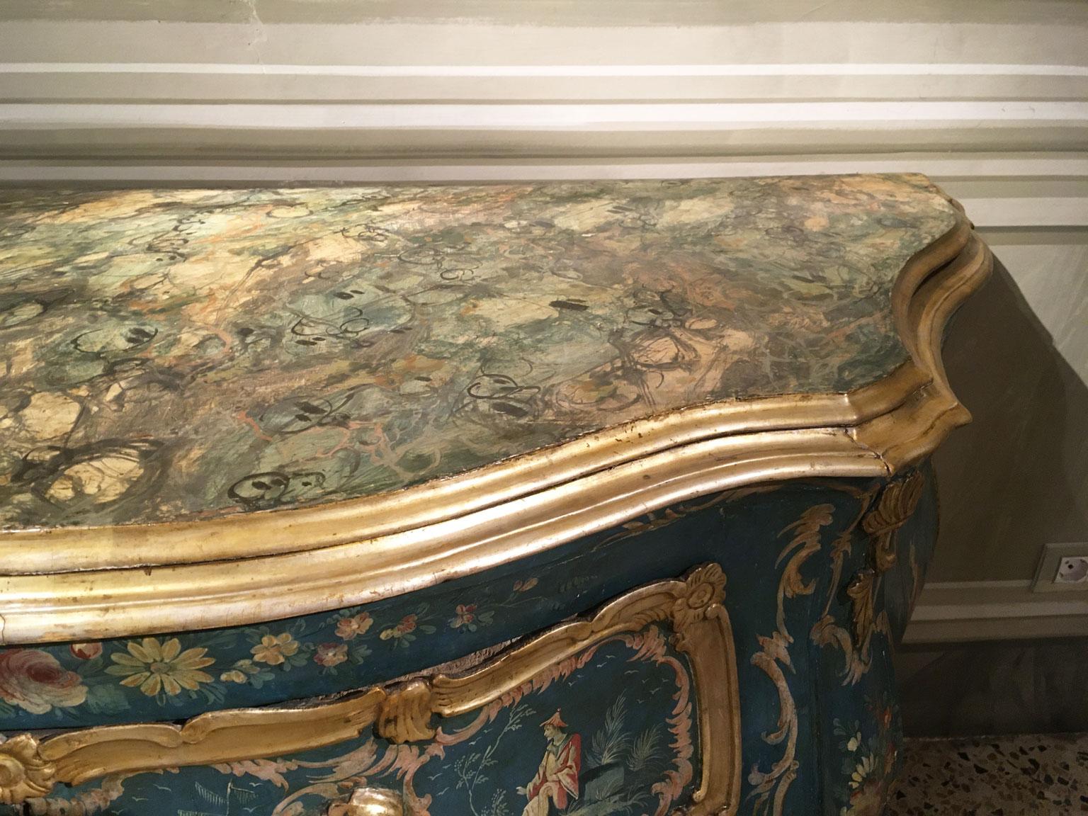 1750 Venezia Italia Commodo in legno inciso laccato blu e verde con fiori in vendita 3