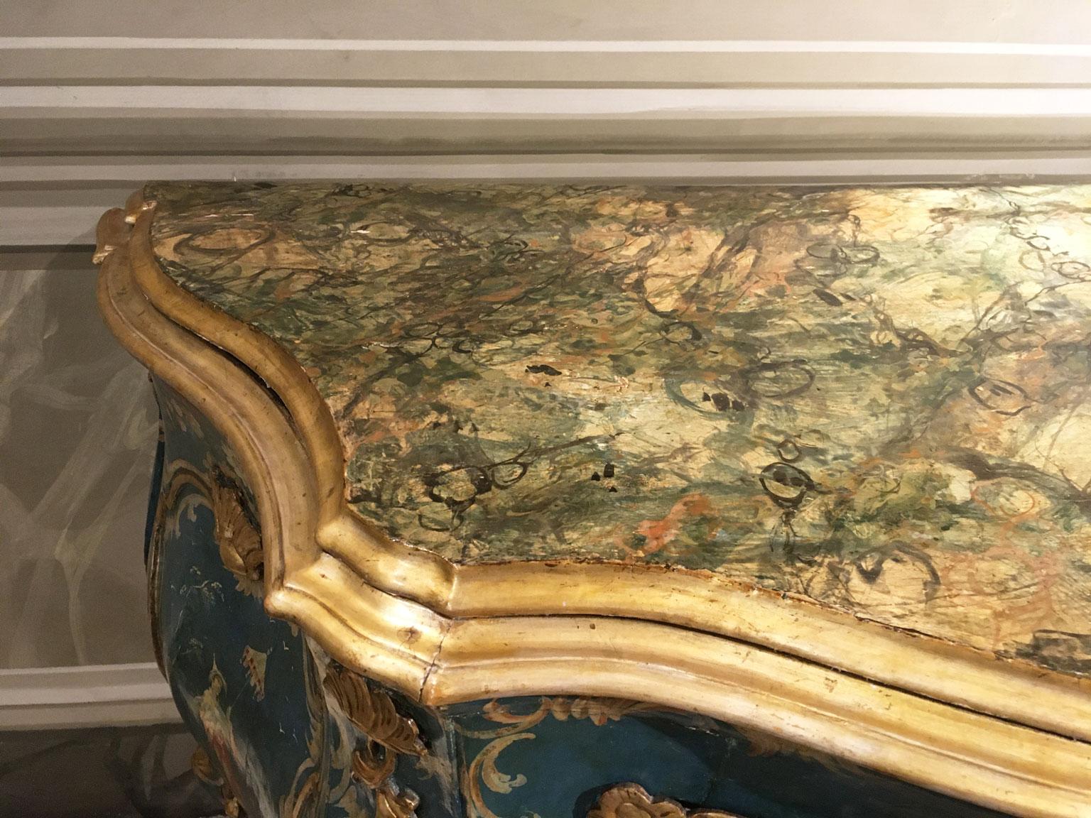 1750 Venezia Italia Commodo in legno inciso laccato blu e verde con fiori in vendita 4