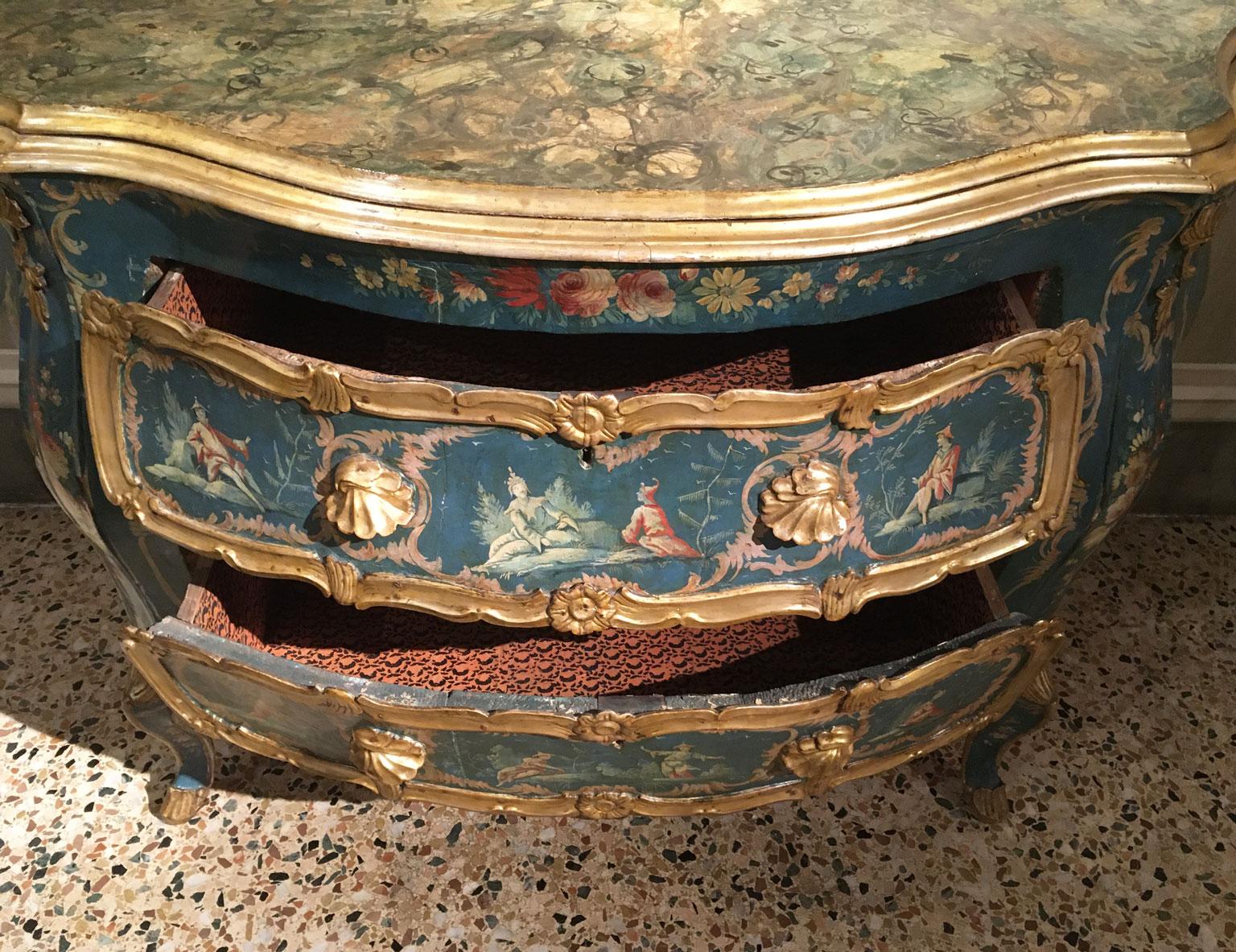 1750 Venezia Italia Commodo in legno inciso laccato blu e verde con fiori in vendita 6