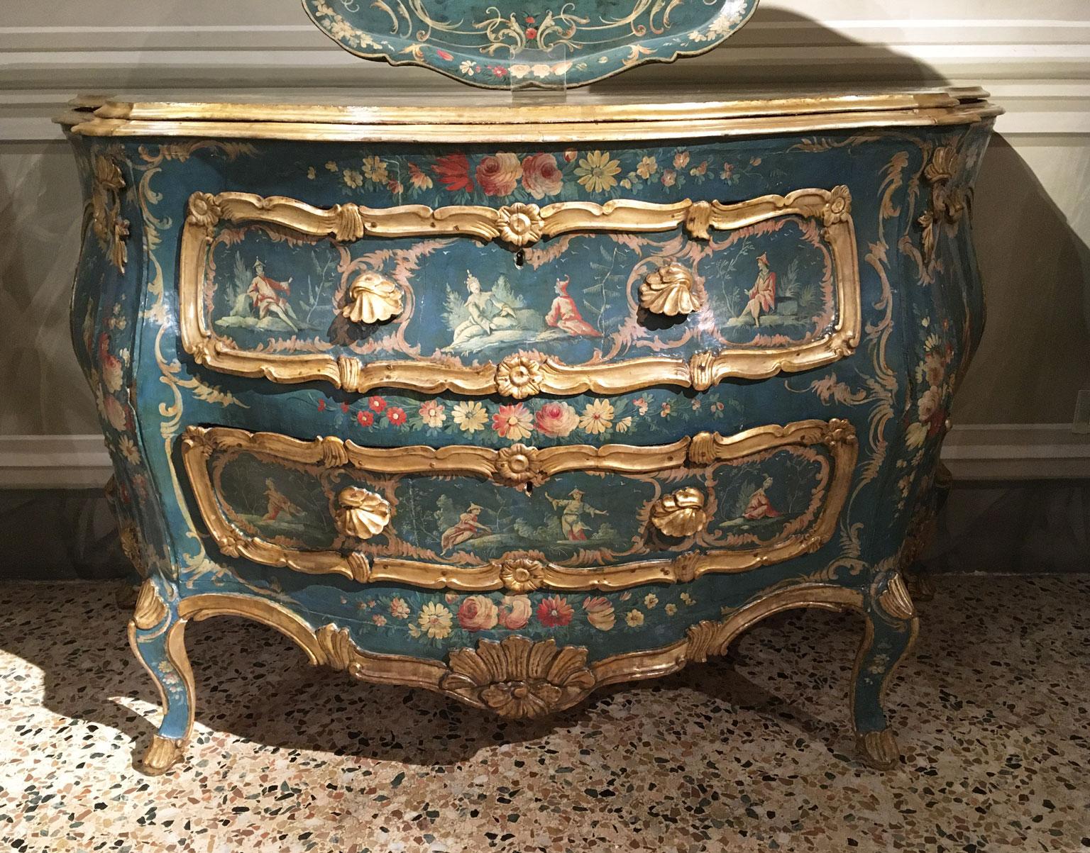 1750 Venezia Italia Commodo in legno inciso laccato blu e verde con fiori in vendita 7