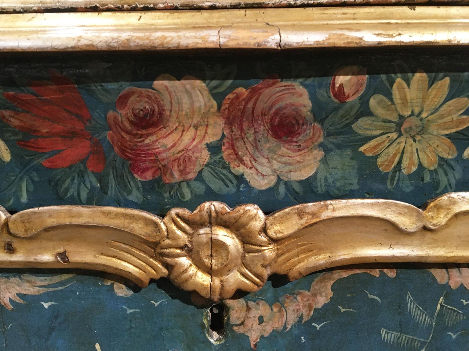 1750 Venezia Italia Commodo in legno inciso laccato blu e verde con fiori in vendita 8