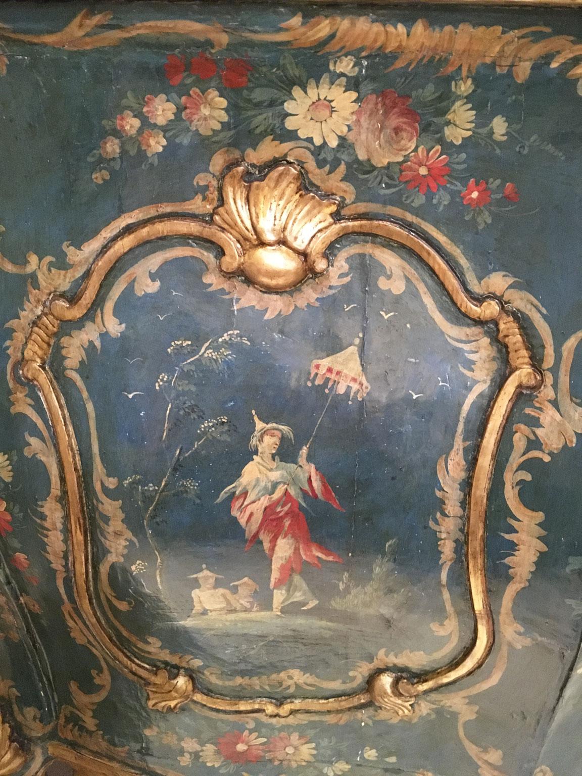 1750 Venezia Italia Commodo in legno inciso laccato blu e verde con fiori in vendita 9
