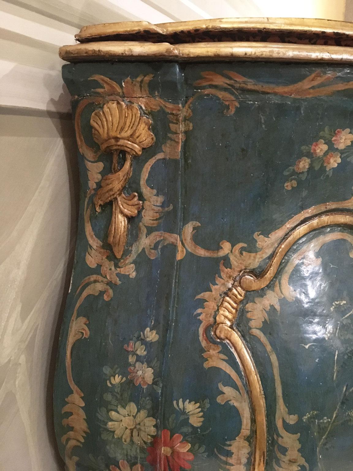 1750 Venezia Italia Commodo in legno inciso laccato blu e verde con fiori in vendita 10