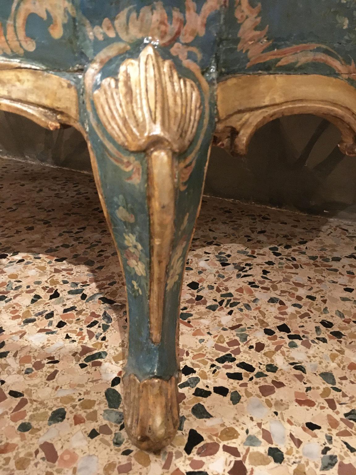 1750 Venezia Italia Commodo in legno inciso laccato blu e verde con fiori in vendita 11
