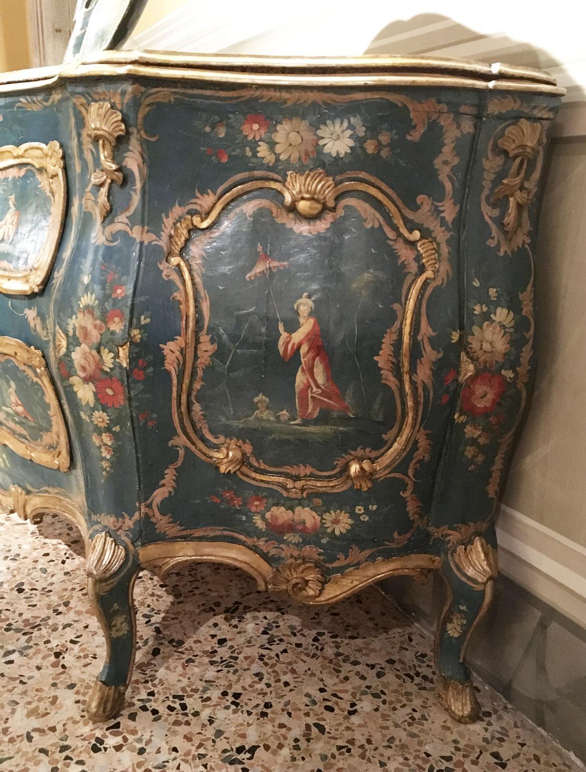 Rococò 1750 Venezia Italia Commodo in legno inciso laccato blu e verde con fiori in vendita