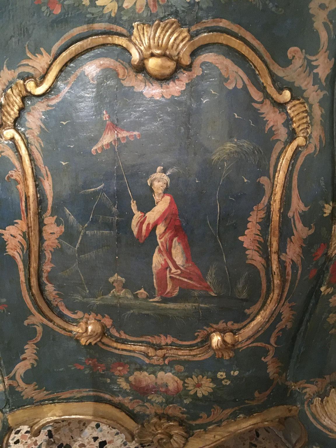 Italiano 1750 Venezia Italia Commodo in legno inciso laccato blu e verde con fiori in vendita