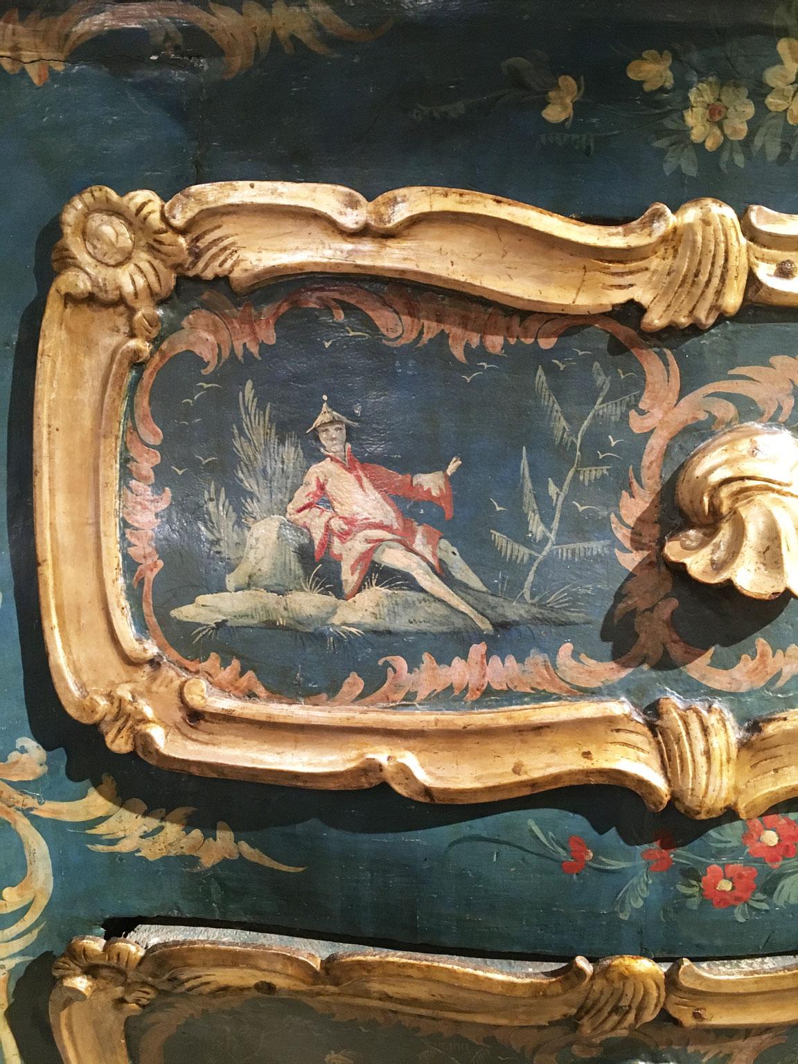 Fatto a mano 1750 Venezia Italia Commodo in legno inciso laccato blu e verde con fiori in vendita