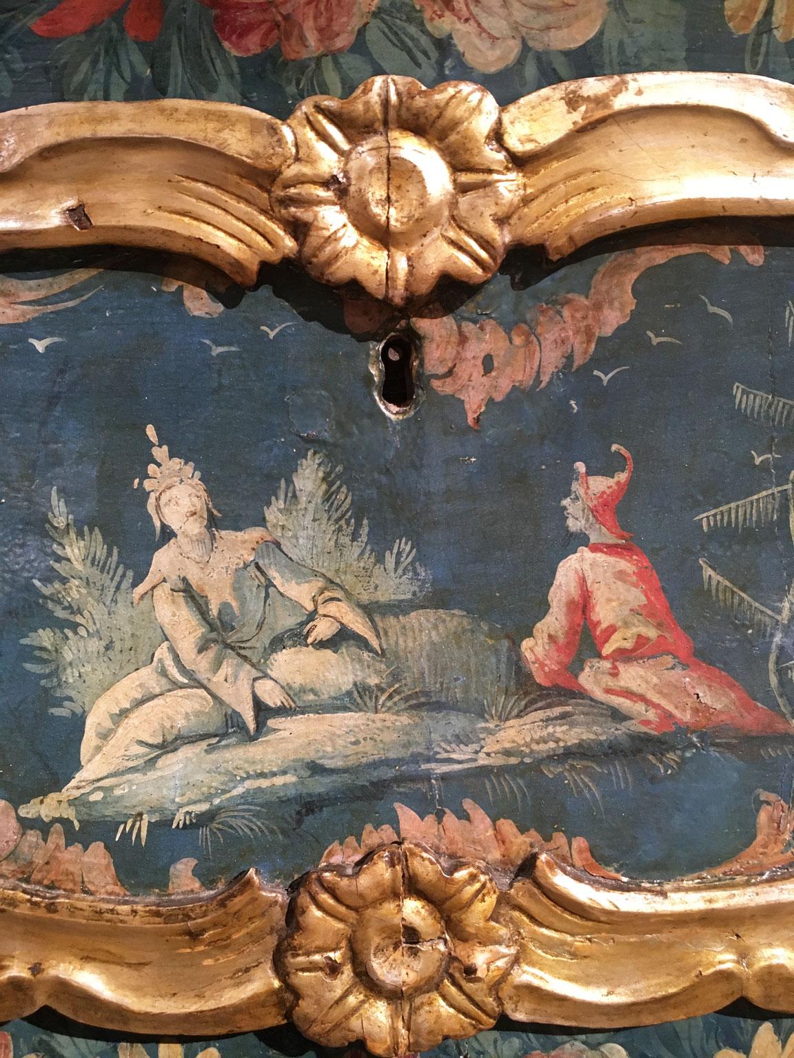 XVIII secolo 1750 Venezia Italia Commodo in legno inciso laccato blu e verde con fiori in vendita