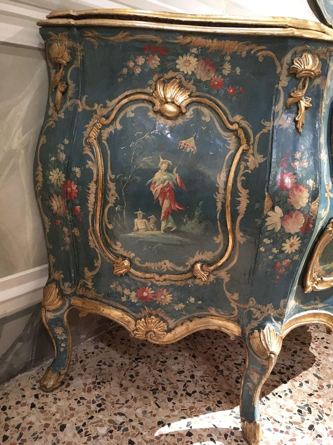 Legno 1750 Venezia Italia Commodo in legno inciso laccato blu e verde con fiori in vendita