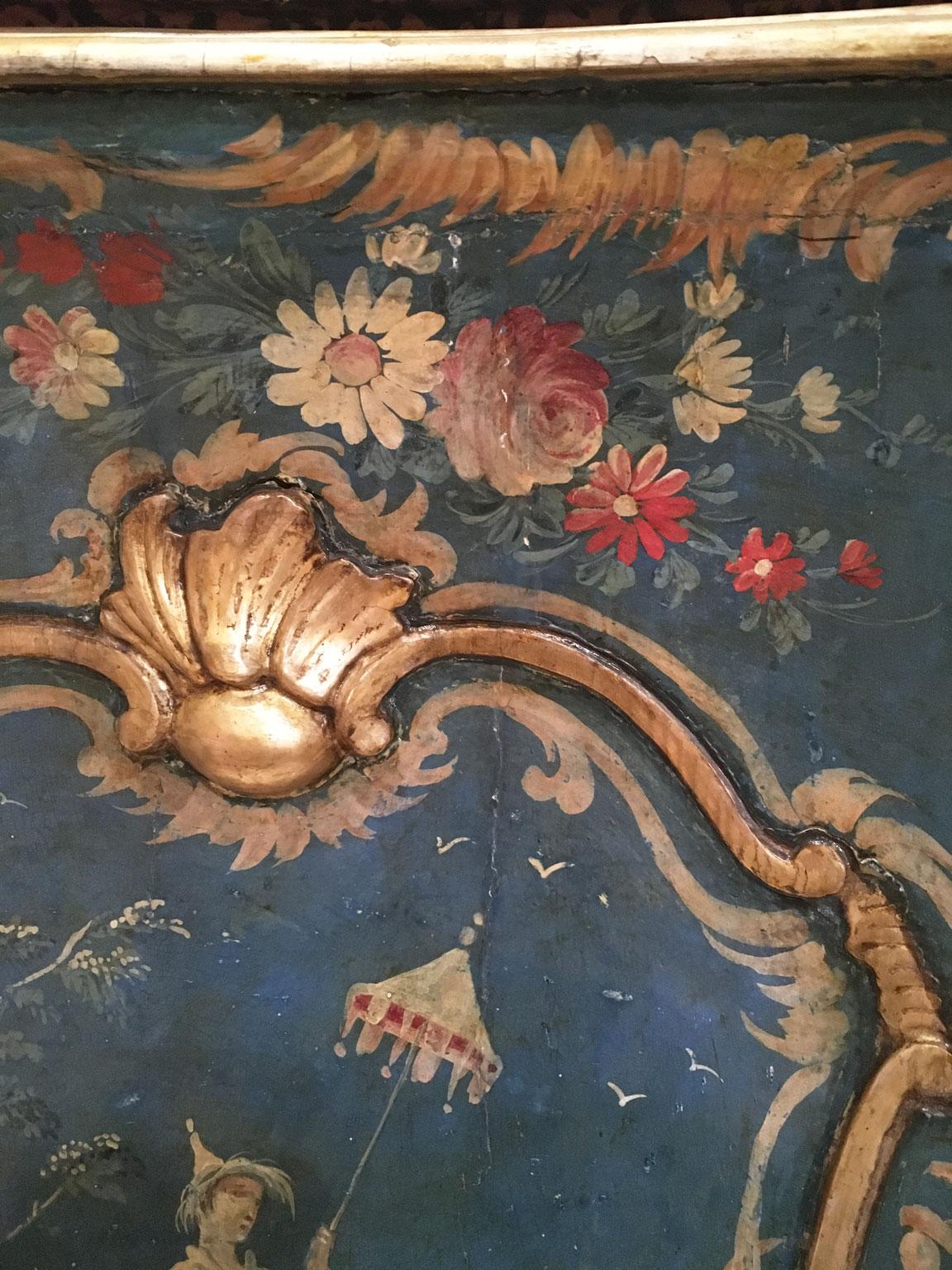 1750 Venezia Italia Commodo in legno inciso laccato blu e verde con fiori in vendita 1