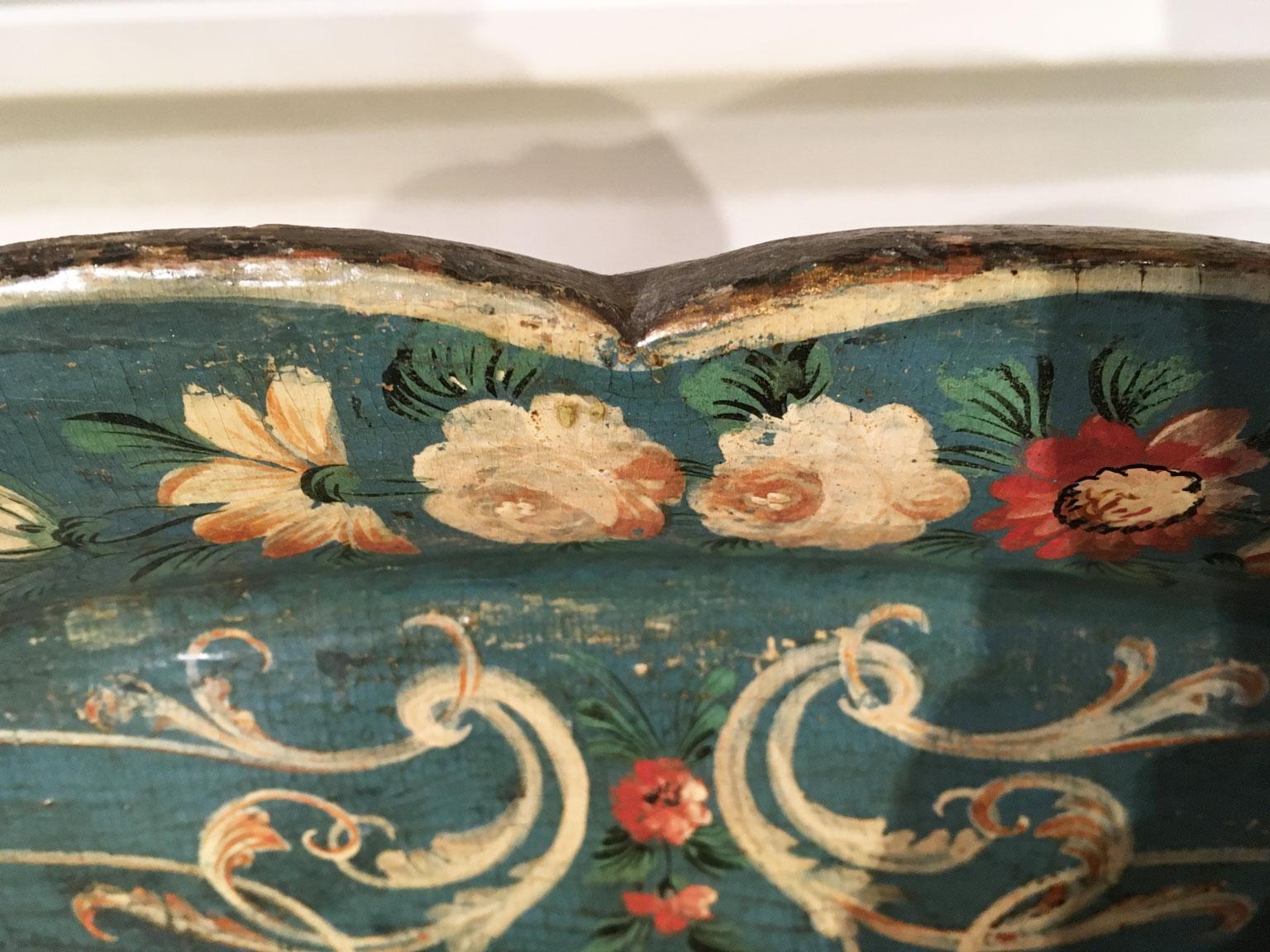 Venezia, Italie, laqué bleu 1750  Plateau en bois avec scènes rurales et fleurs en vente 3