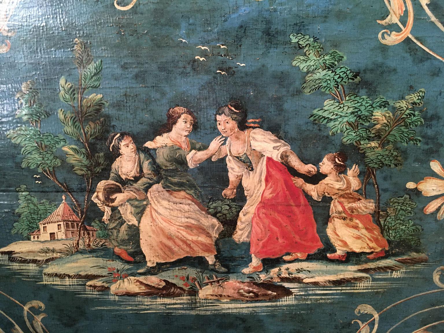 Il s'agit d'un grand et exquis plateau en bois laqué, avec une décoration florale et une scène rurale polychrome, sur fond bleu.
La forme incurvée du plateau, sur le  Les panneaux, sur le devant et sur les côtés, sont le résultat de l'artisanat de