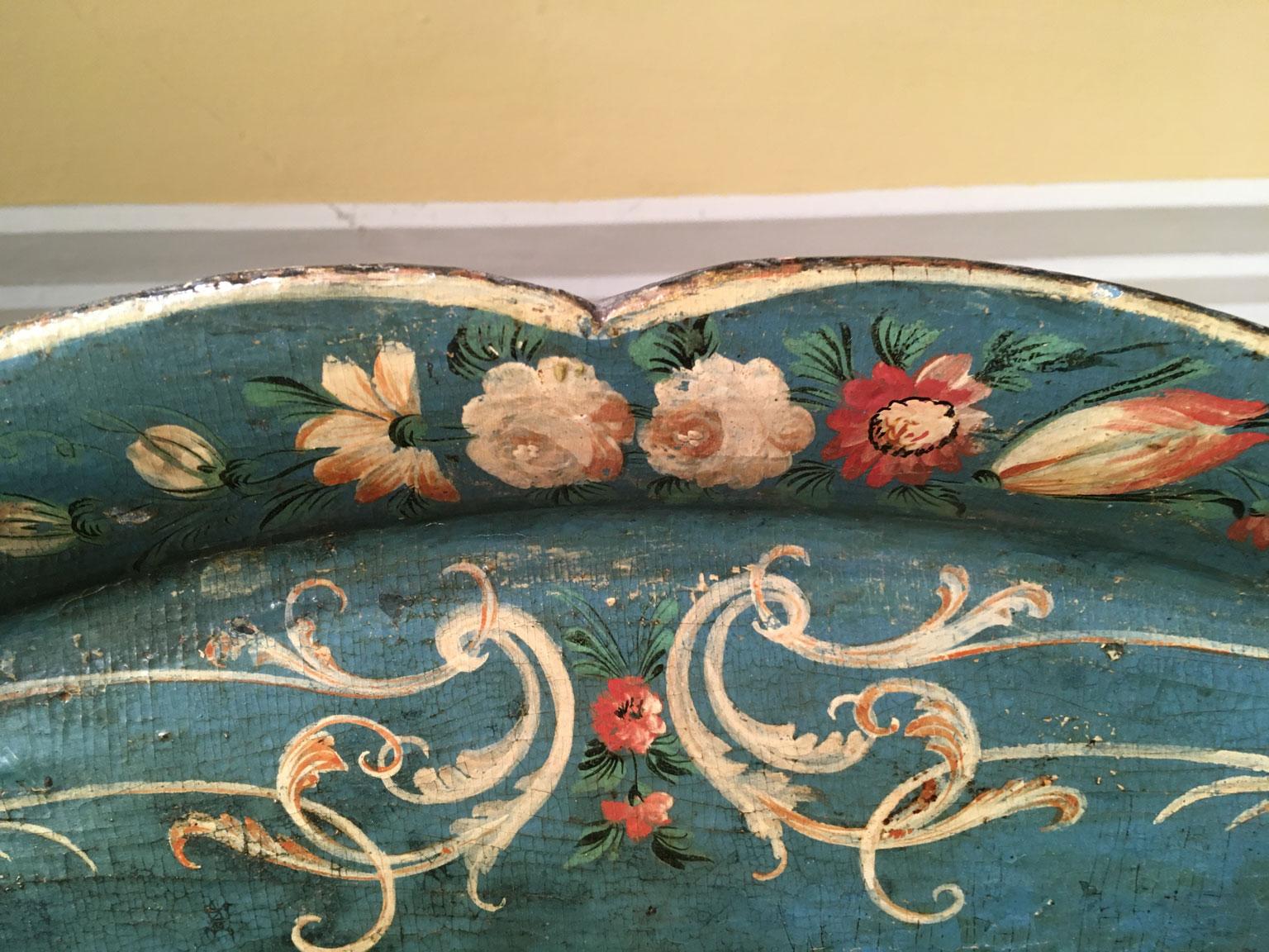 Rococo Venezia, Italie, laqué bleu 1750  Plateau en bois avec scènes rurales et fleurs en vente