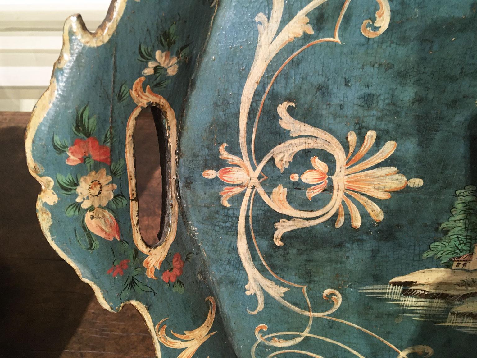 Venezia, Italie, laqué bleu 1750  Plateau en bois avec scènes rurales et fleurs en vente 1