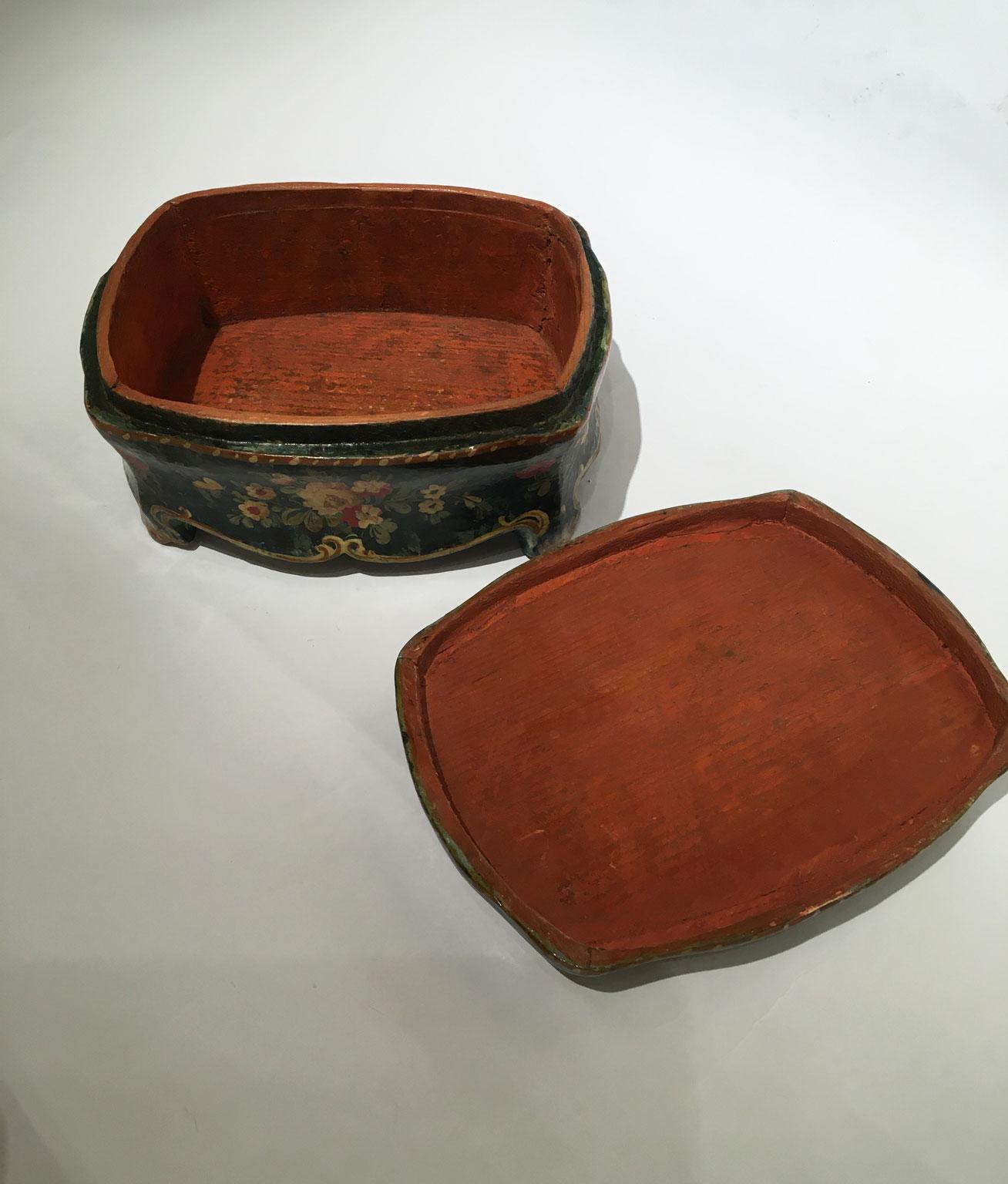 1750 Venezia Italy Green Lacquered Wooden Box Jewelry Case and Floral Decoration For Sale 3