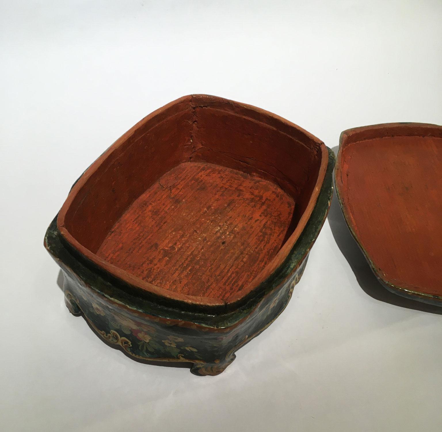 1750 Venezia Italy Green Lacquered Wooden Box Jewelry Case and Floral Decoration For Sale 4