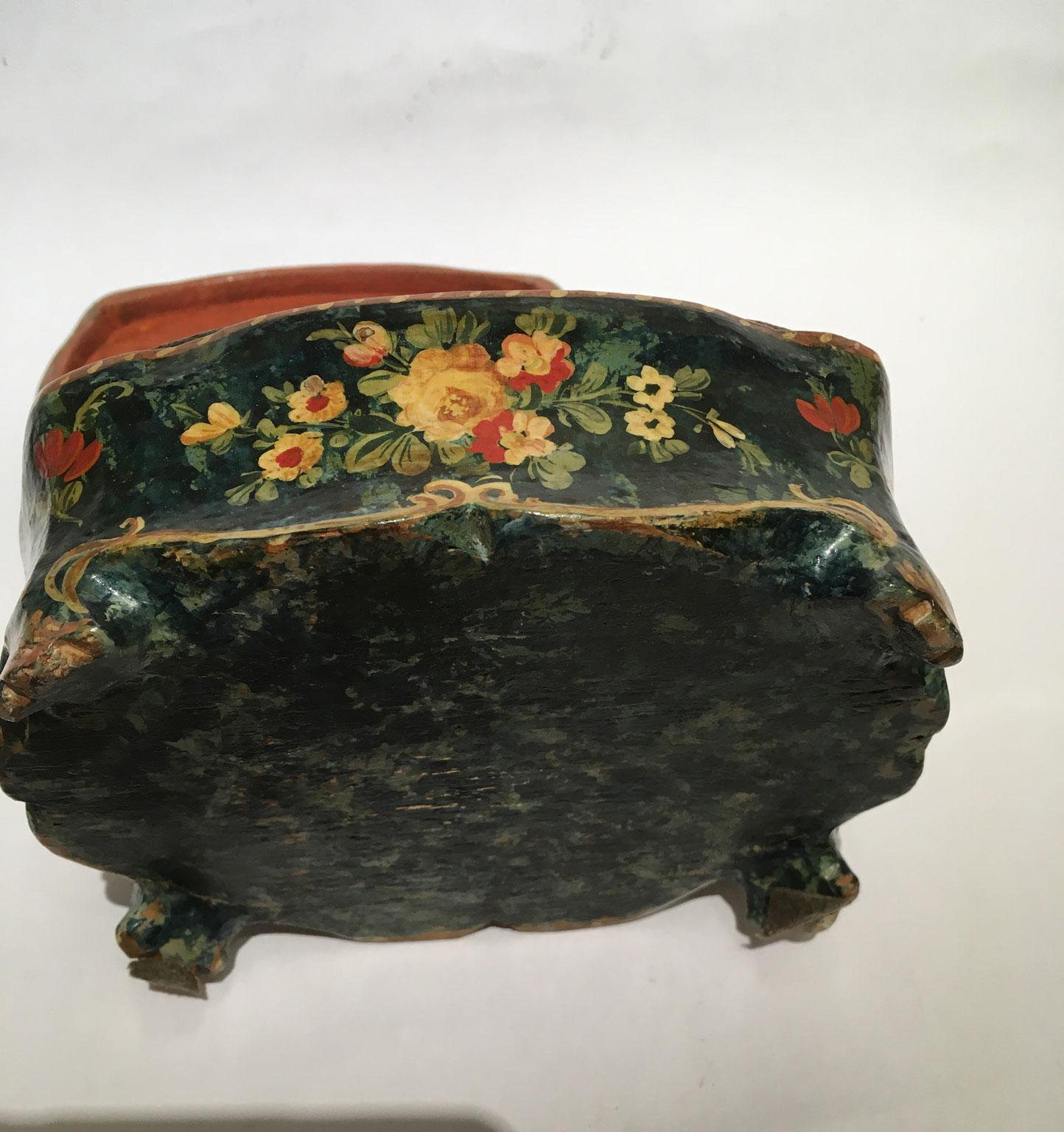 1750 Venezia Italy Green Lacquered Wooden Box Jewelry Case and Floral Decoration For Sale 7