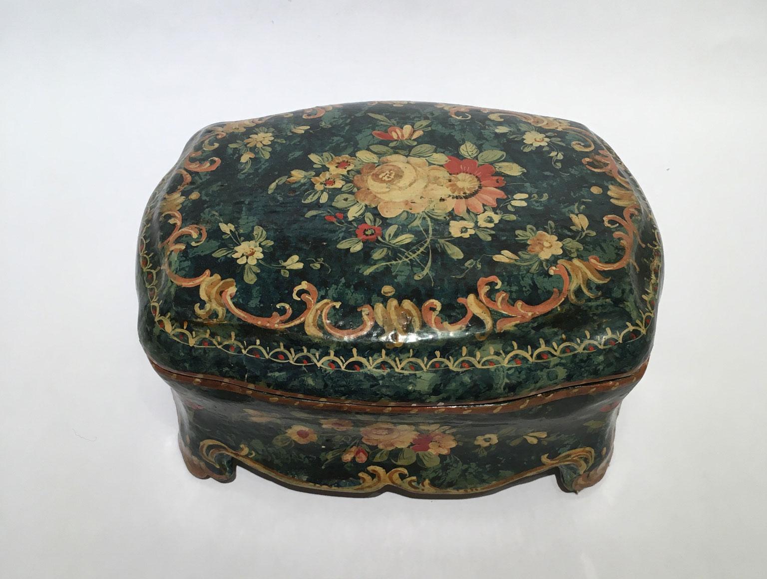 1750 Venezia Italy Green Lacquered Wooden Box Jewelry Case and Floral Decoration For Sale 8