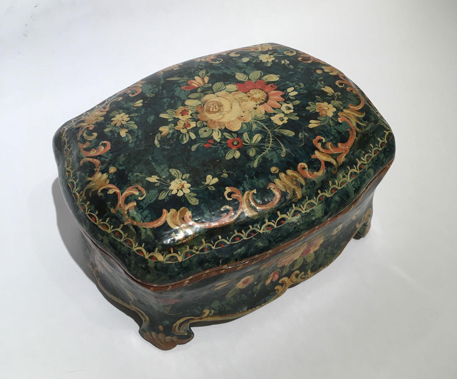 1750 Venezia Italy Green Lacquered Wooden Box Jewelry Case and Floral Decoration For Sale 9