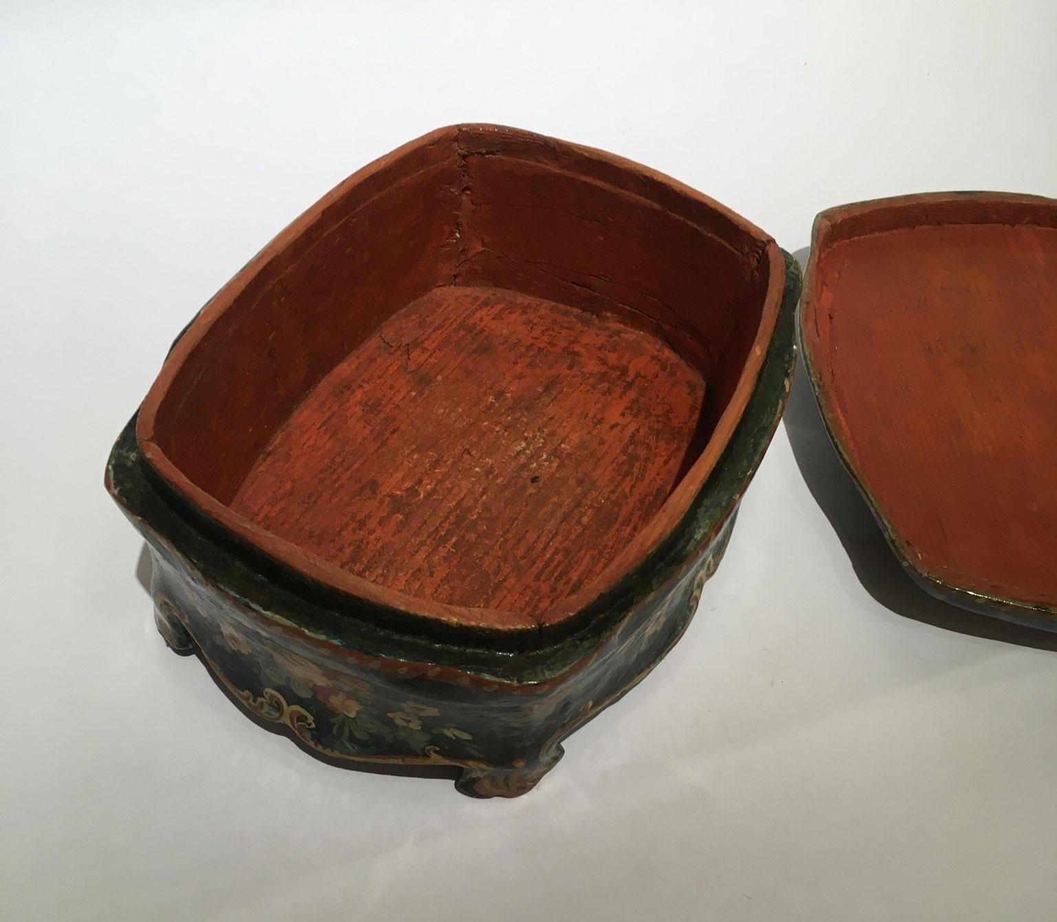 1750 Venezia Italy Green Lacquered Wooden Box Jewelry Case and Floral Decoration For Sale 10