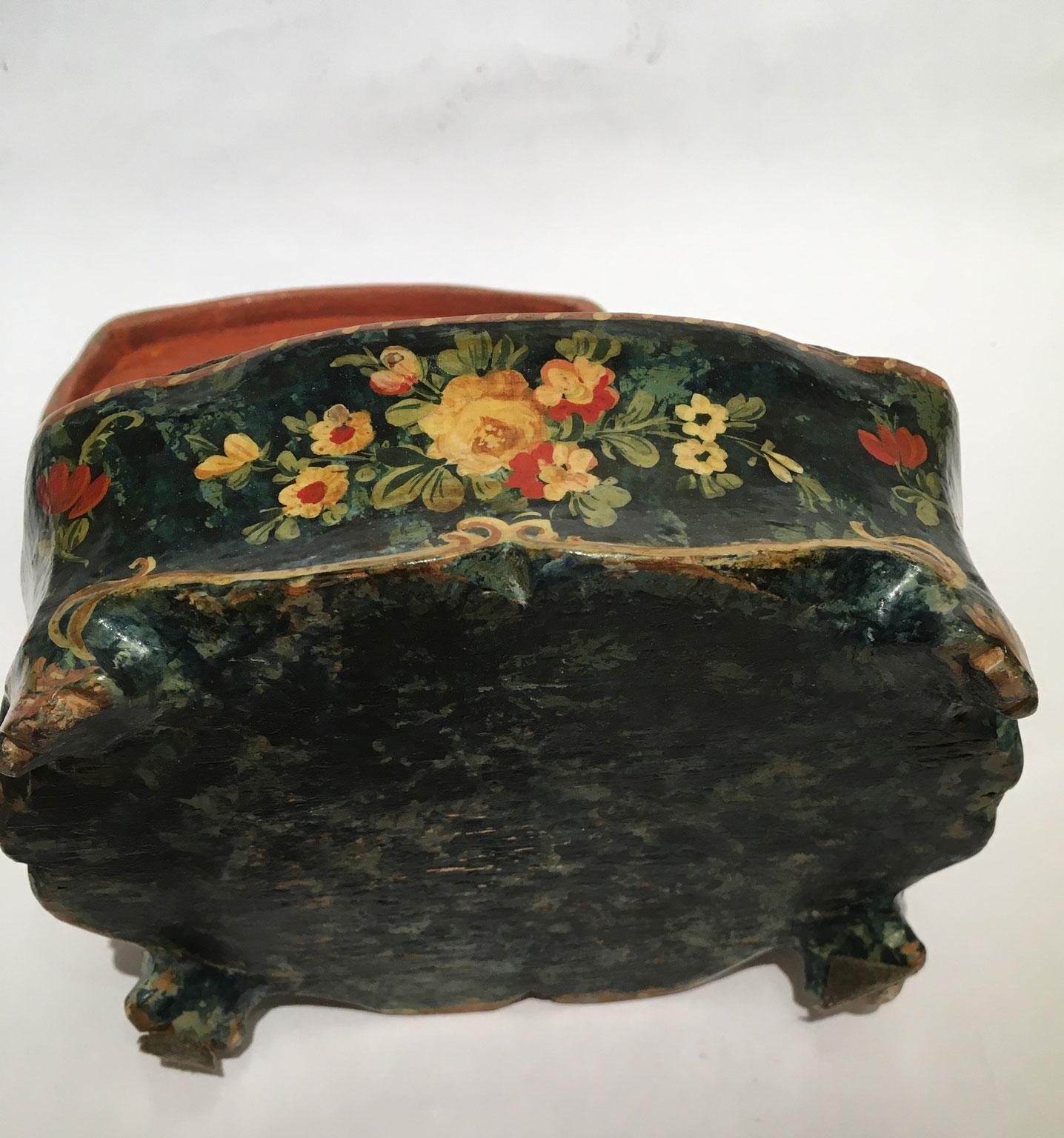 1750 Venezia Italy Green Lacquered Wooden Box Jewelry Case and Floral Decoration For Sale 11