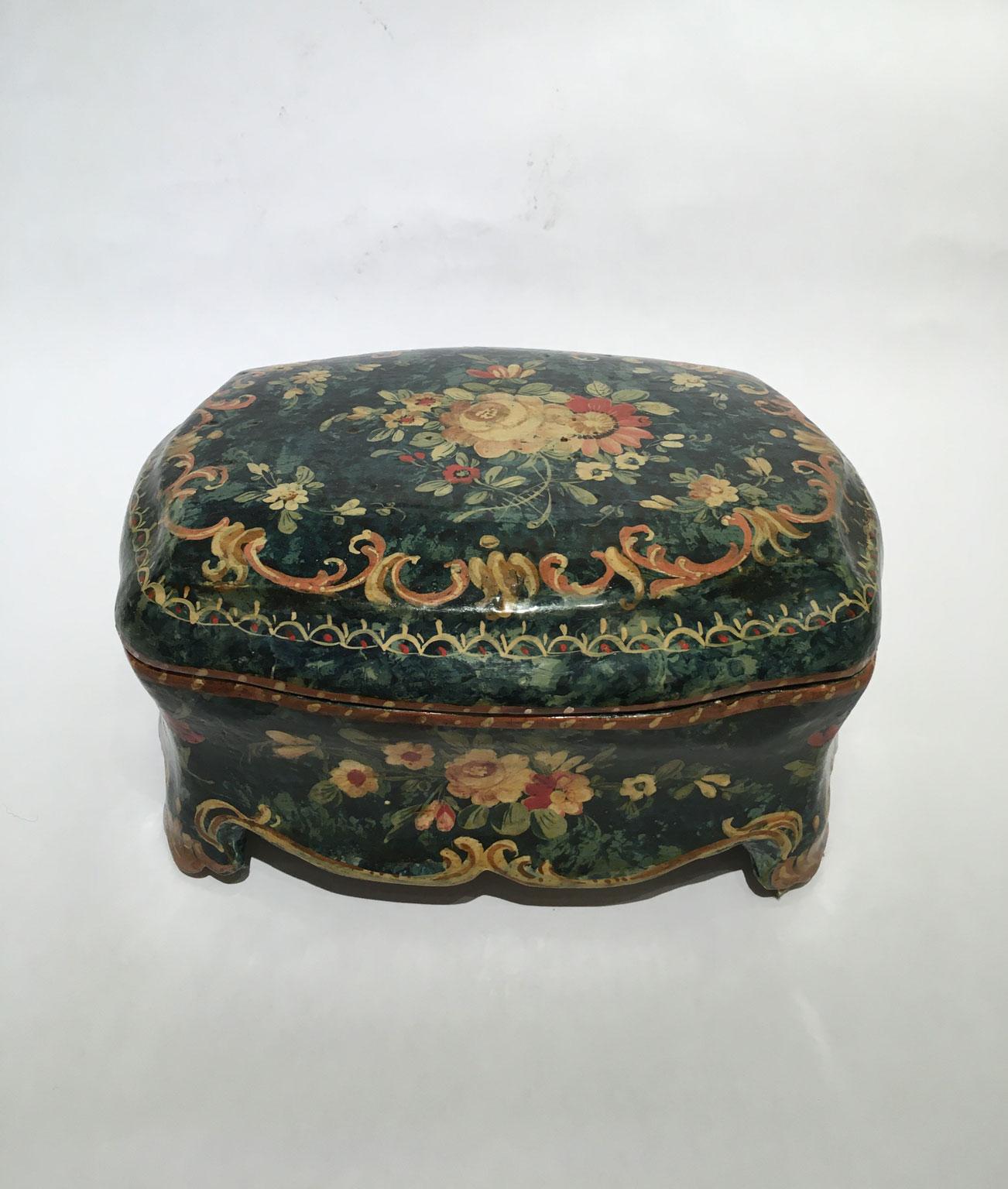 This little, refined and exquisite lacquered wooden box or jewelry case, with polychrome floral decoration on green background is a piece that shows its elegance. It could be a little jewel to contain jewels and its beauty perfectly matches with
