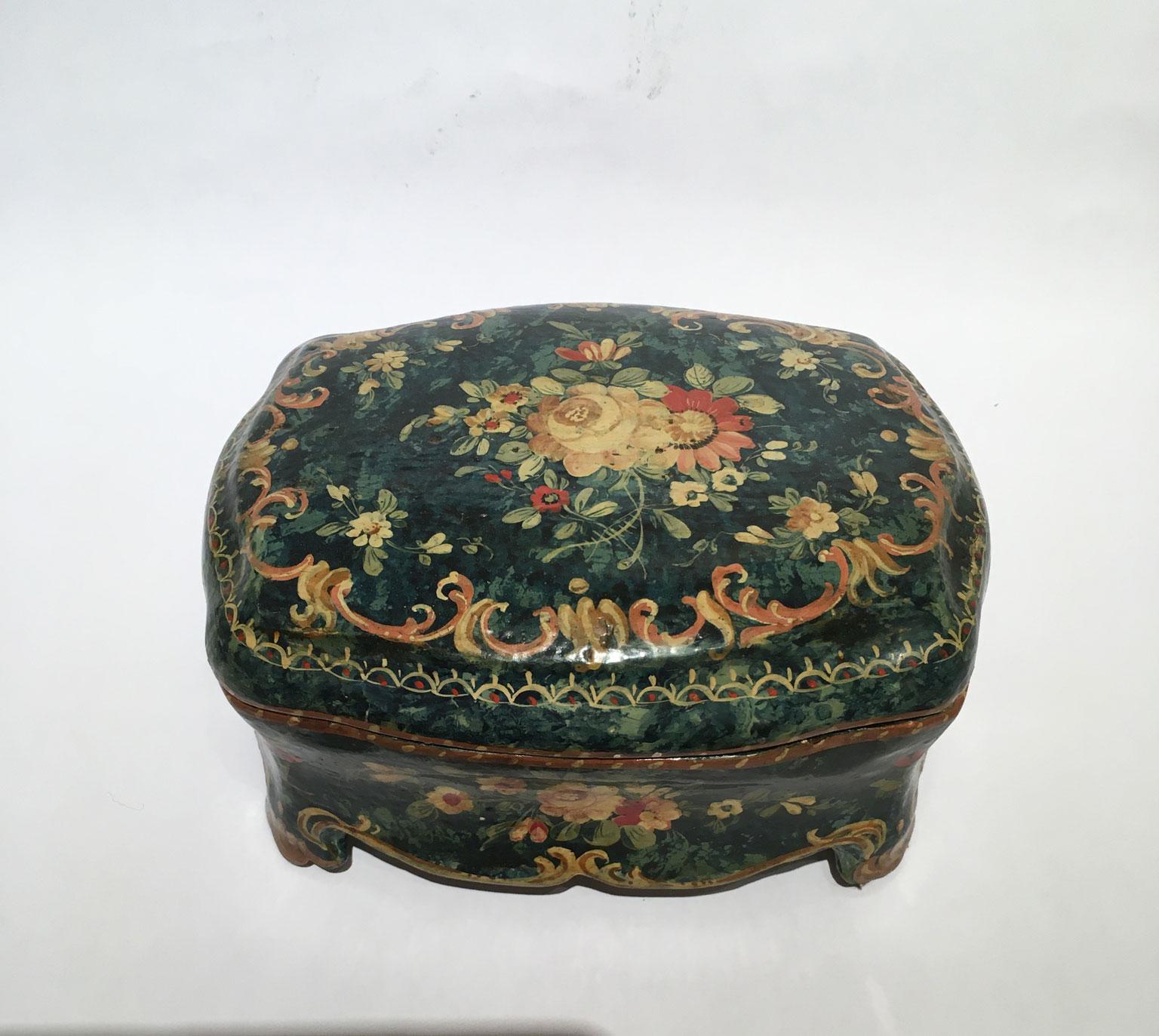 Rococo 1750 Venezia Italy Green Lacquered Wooden Box Jewelry Case and Floral Decoration For Sale