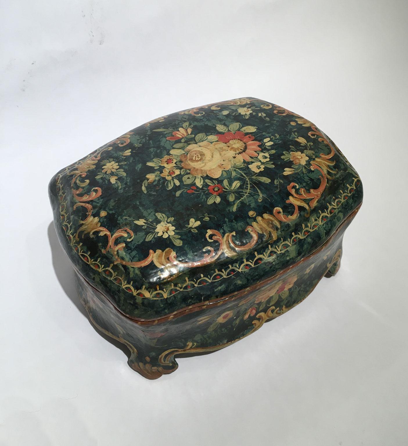 Italian 1750 Venezia Italy Green Lacquered Wooden Box Jewelry Case and Floral Decoration For Sale