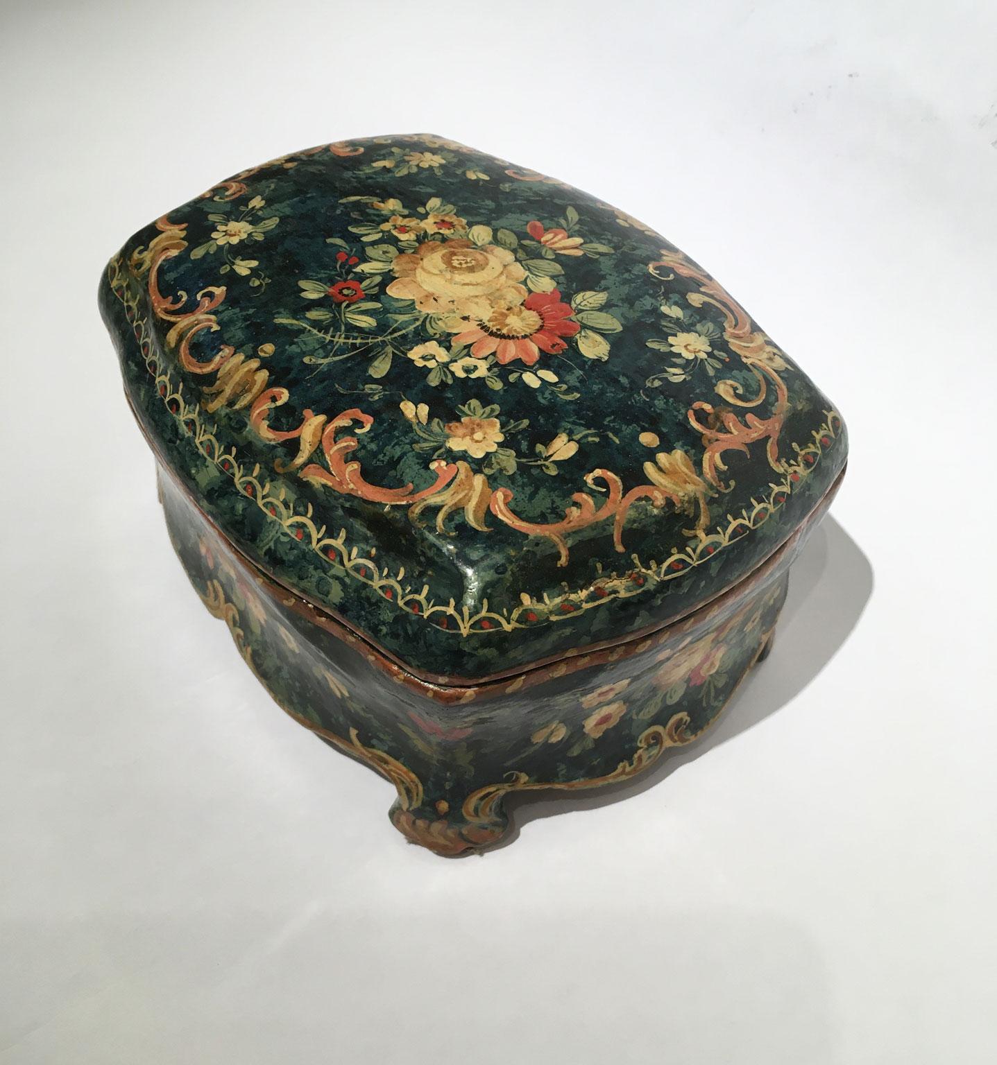 Hand-Crafted 1750 Venezia Italy Green Lacquered Wooden Box Jewelry Case and Floral Decoration For Sale