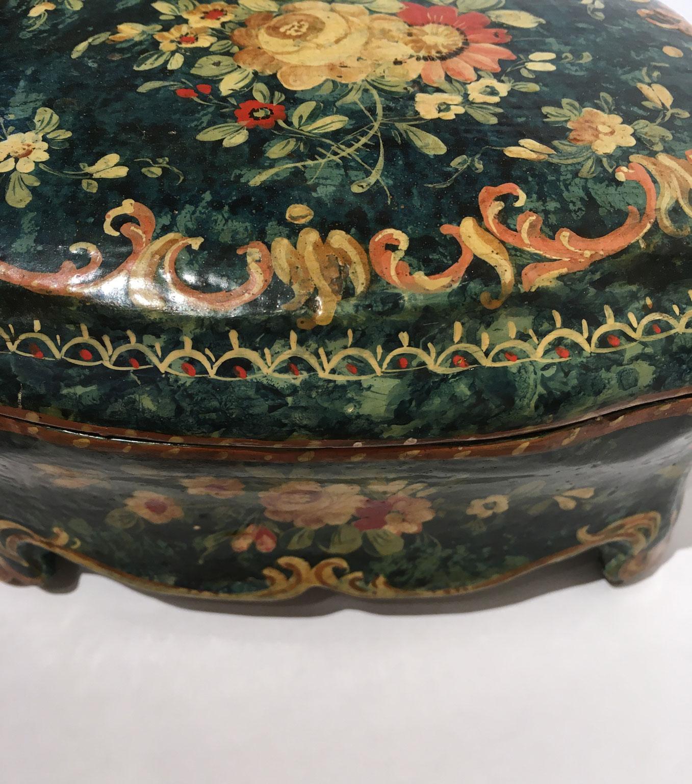 1750 Venezia Italy Green Lacquered Wooden Box Jewelry Case and Floral Decoration In Good Condition For Sale In Brescia, IT