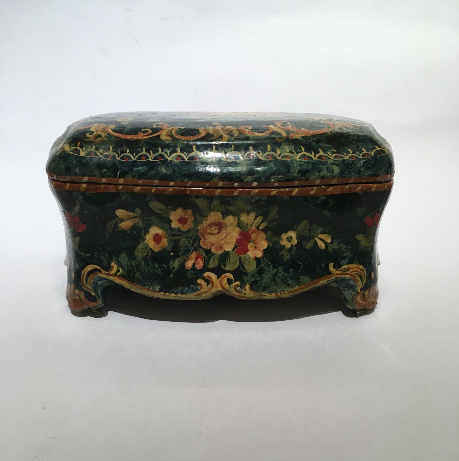 18th Century 1750 Venezia Italy Green Lacquered Wooden Box Jewelry Case and Floral Decoration For Sale