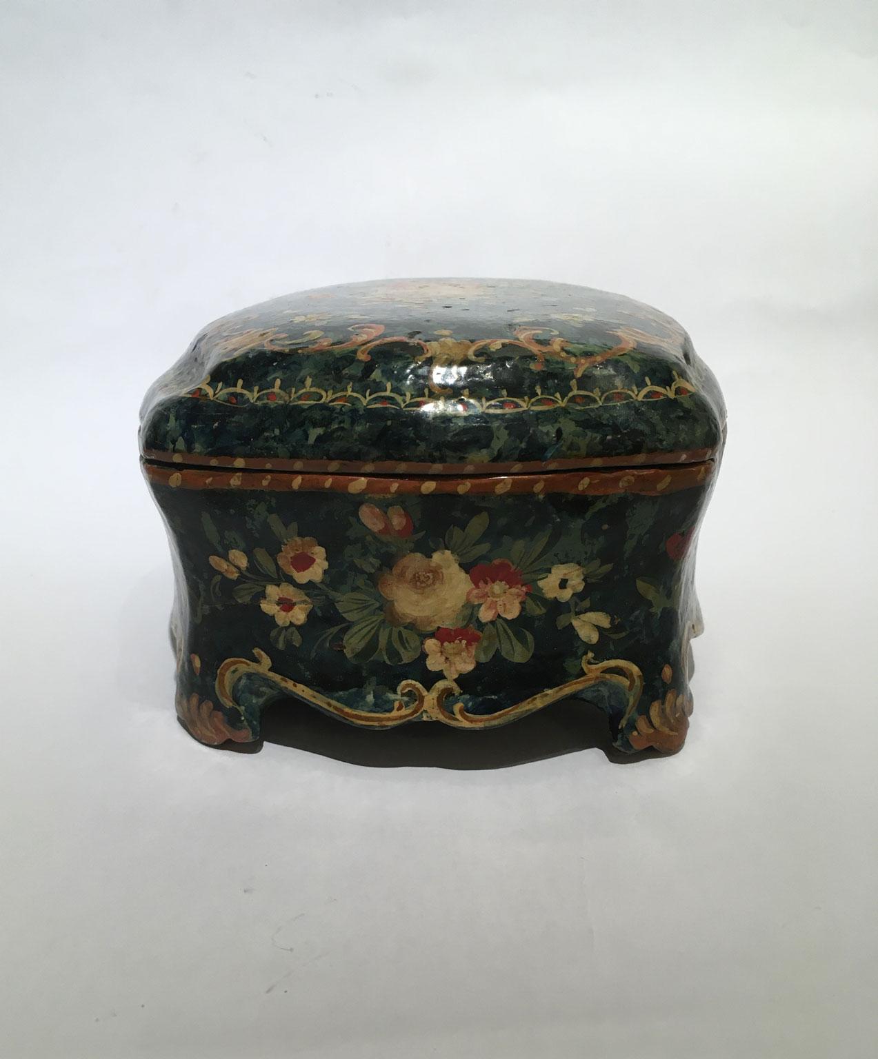1750 Venezia Italy Green Lacquered Wooden Box Jewelry Case and Floral Decoration For Sale 1