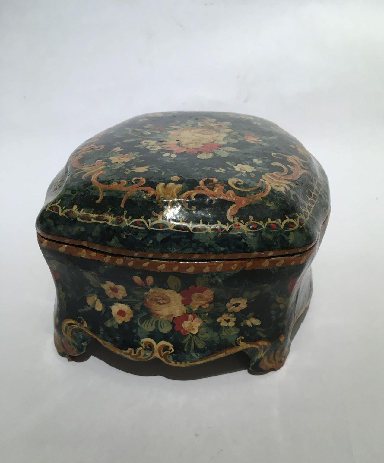 1750 Venezia Italy Green Lacquered Wooden Box Jewelry Case and Floral Decoration For Sale 2