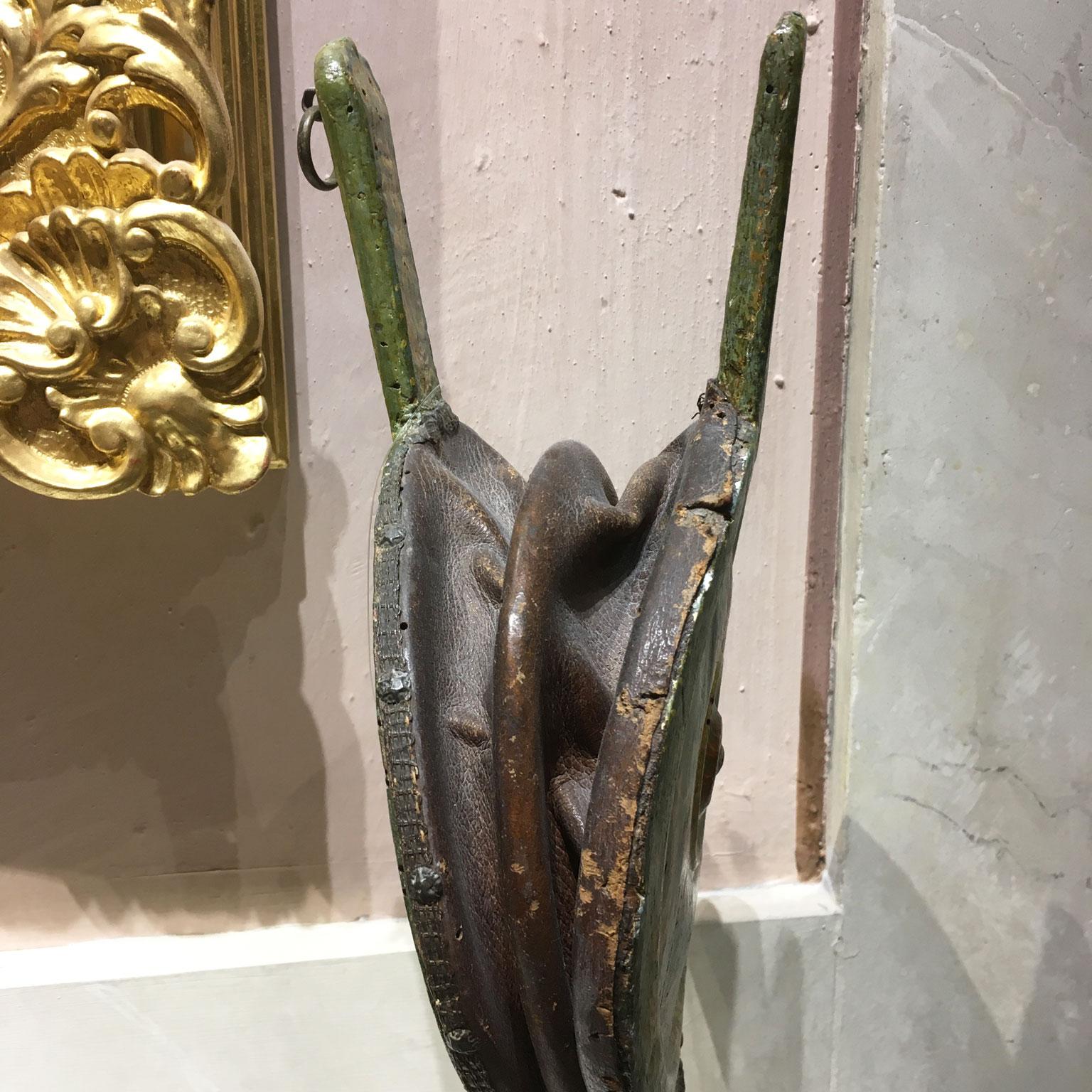 1750 Venecia Italia Fuelle de chimenea de madera lacada en verde con flores en venta 3