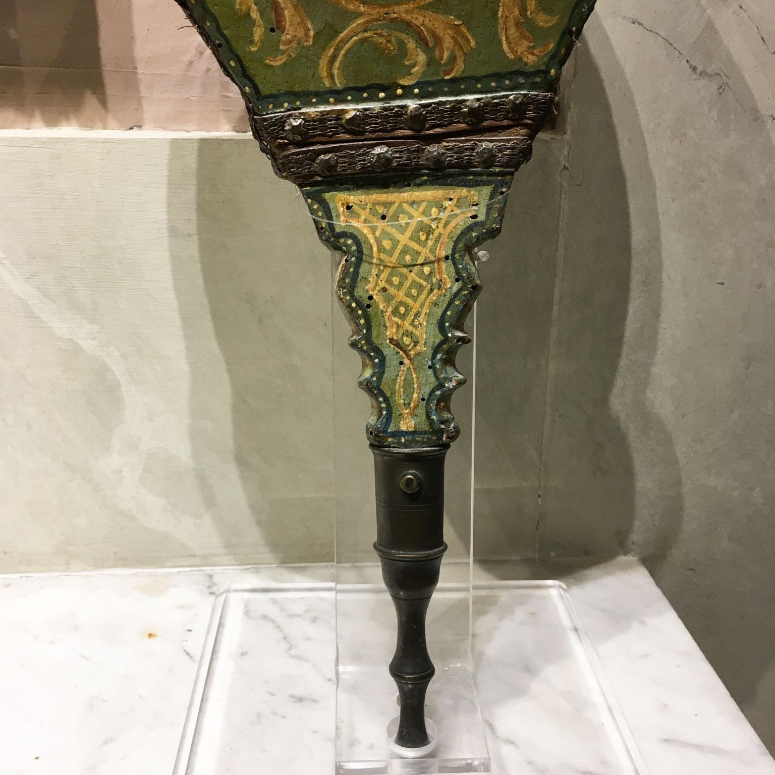 1750 Venecia Italia Fuelle de chimenea de madera lacada en verde con flores Hecho a mano en venta