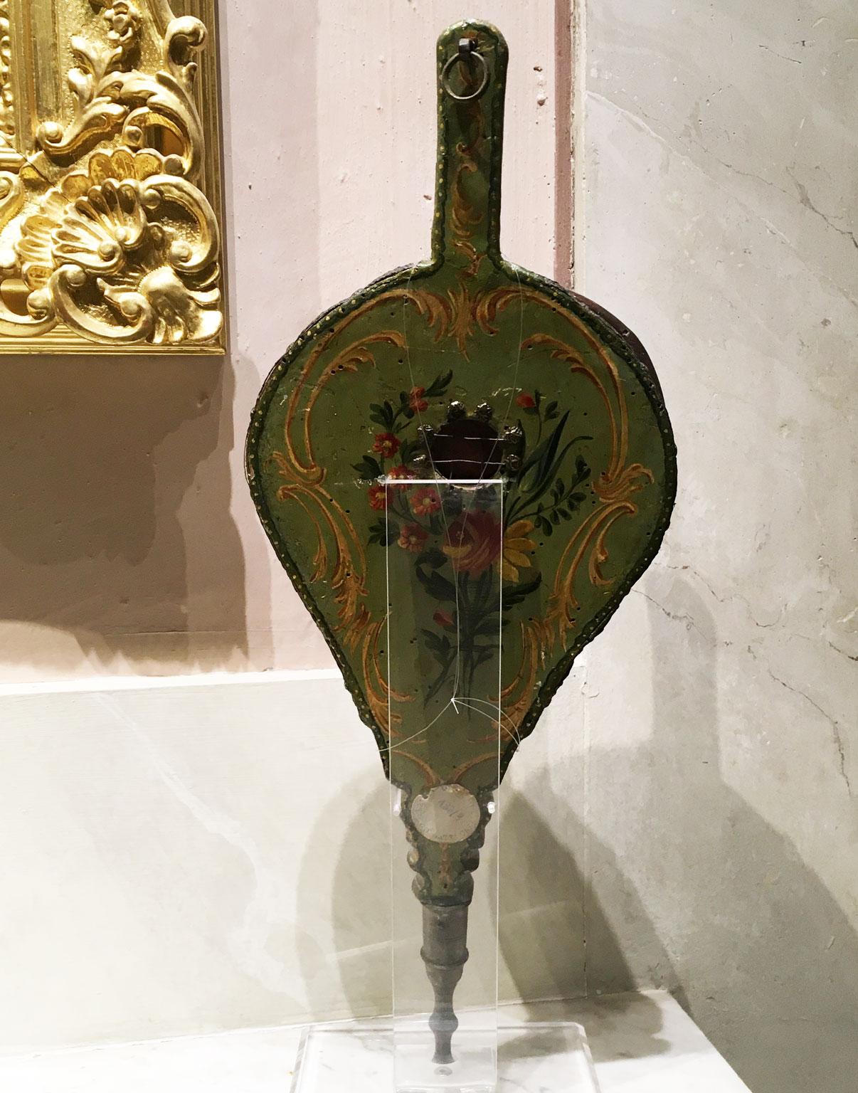 1750 Venecia Italia Fuelle de chimenea de madera lacada en verde con flores en Bueno estado para la venta en Brescia, IT