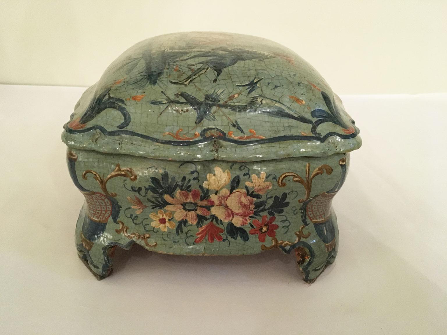 1750 Venecia Italia Caja de madera lacada en verde azul claro y perfilada con flores en venta 4